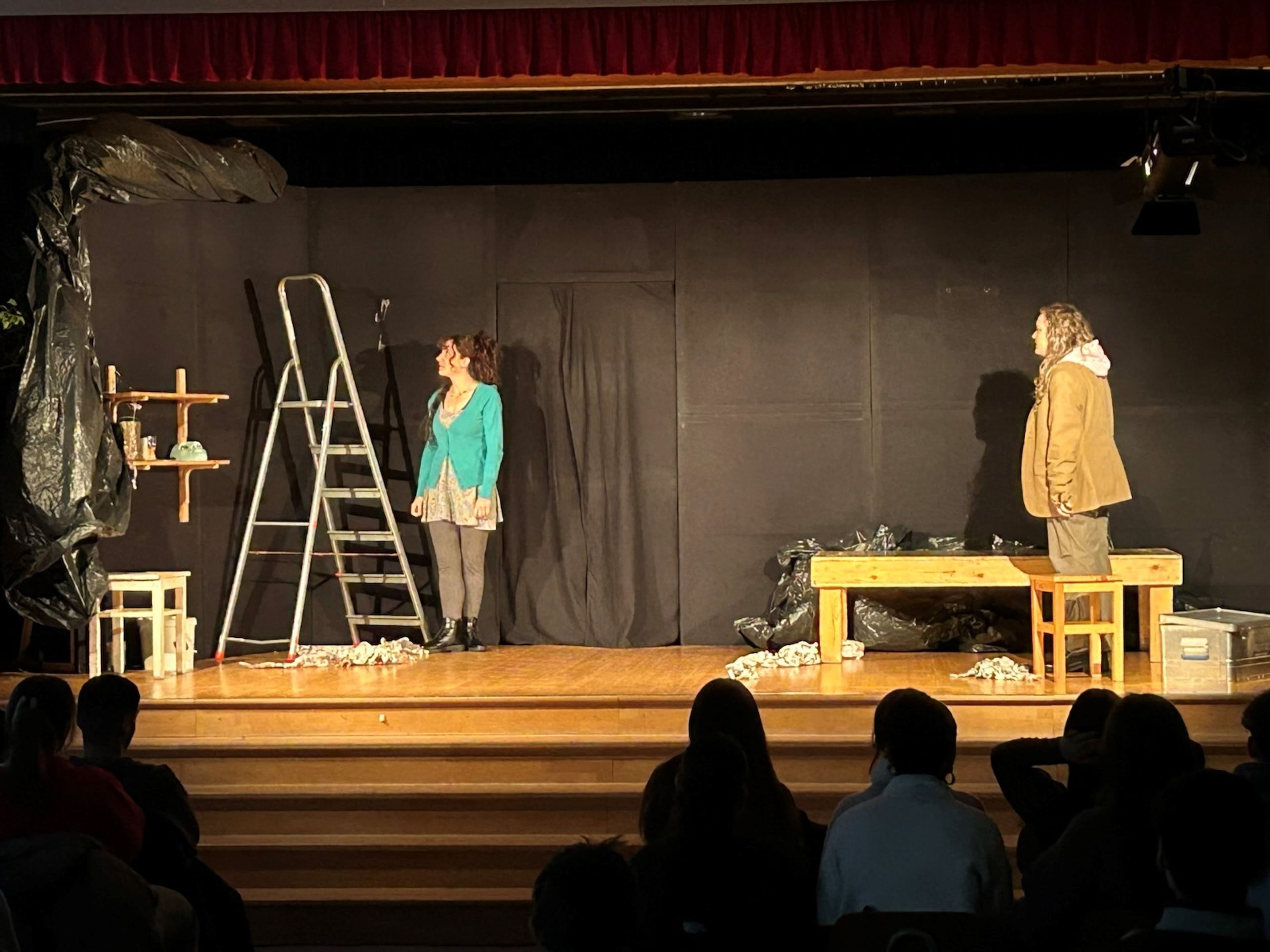 Die Theateraufführung des Weimarer Kulturexpress an der Realschule -Baden brachte den Schülerinnen und Schülern die Gefahren des Drogenkonsums näher und regte zur Diskussion an.