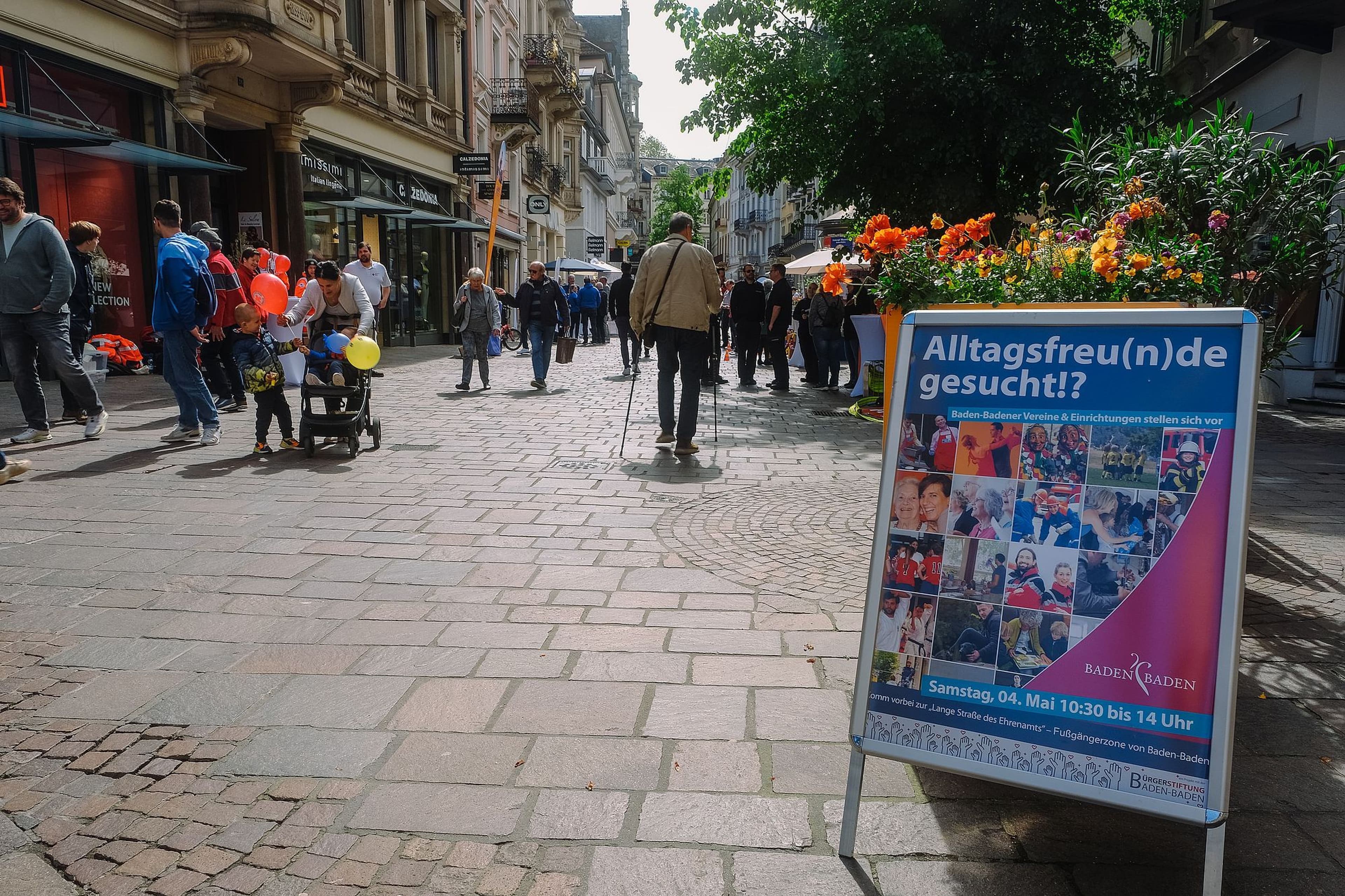 Die "Lange Straße des Ehrenamts" in der Fußgängerzone von -Baden bietet eine Plattform für Vereine und Initiativen, um ihre ehrenamtlichen Tätigkeiten vorzustellen und neue Freiwillige zu gewinnen.