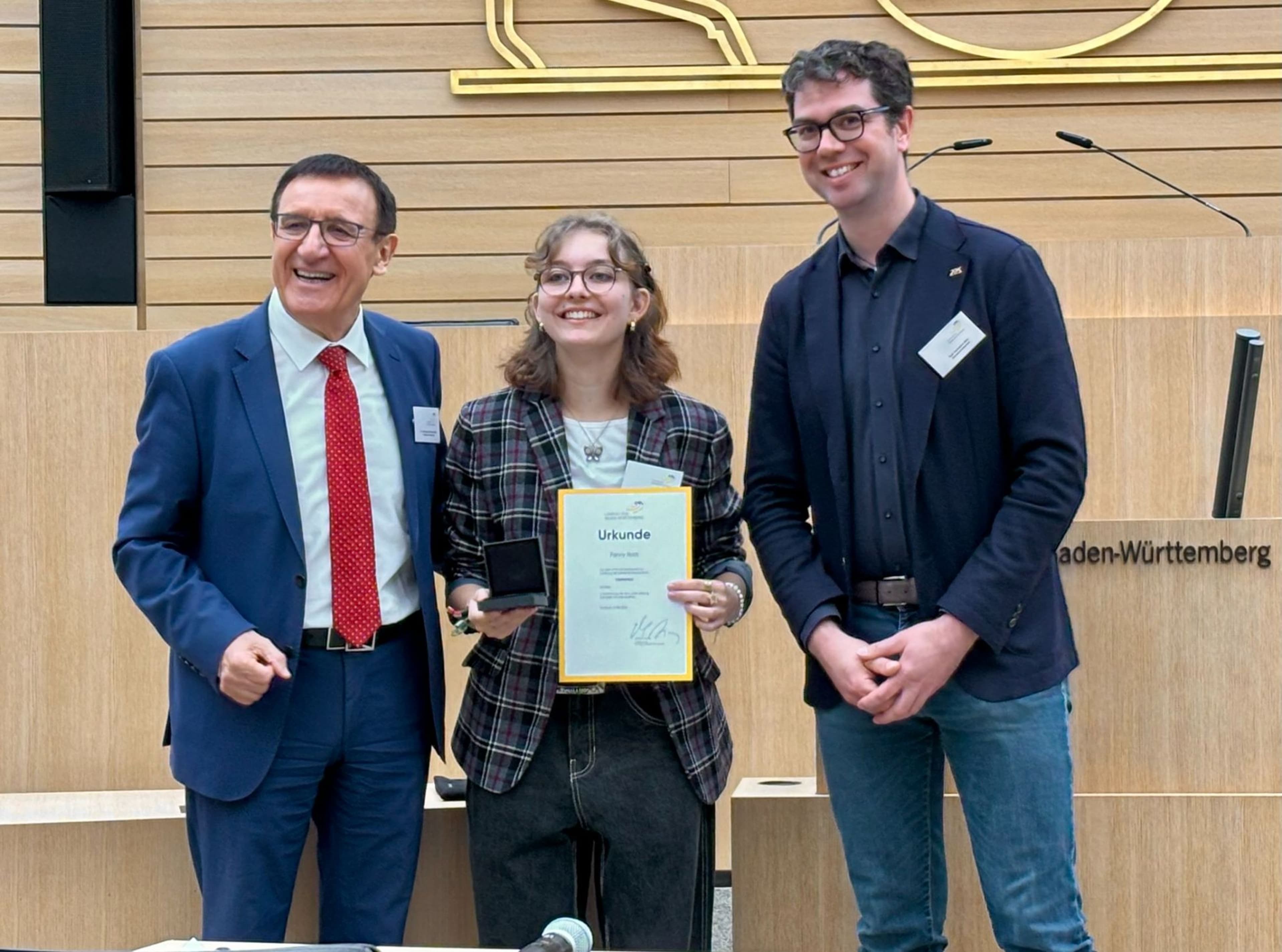 Landtagsvizepräsident Dr. Wolfgang Reinhart verleiht Fanny Roth und Ralf Nentwich einen Förderpreis in Stuttgart.