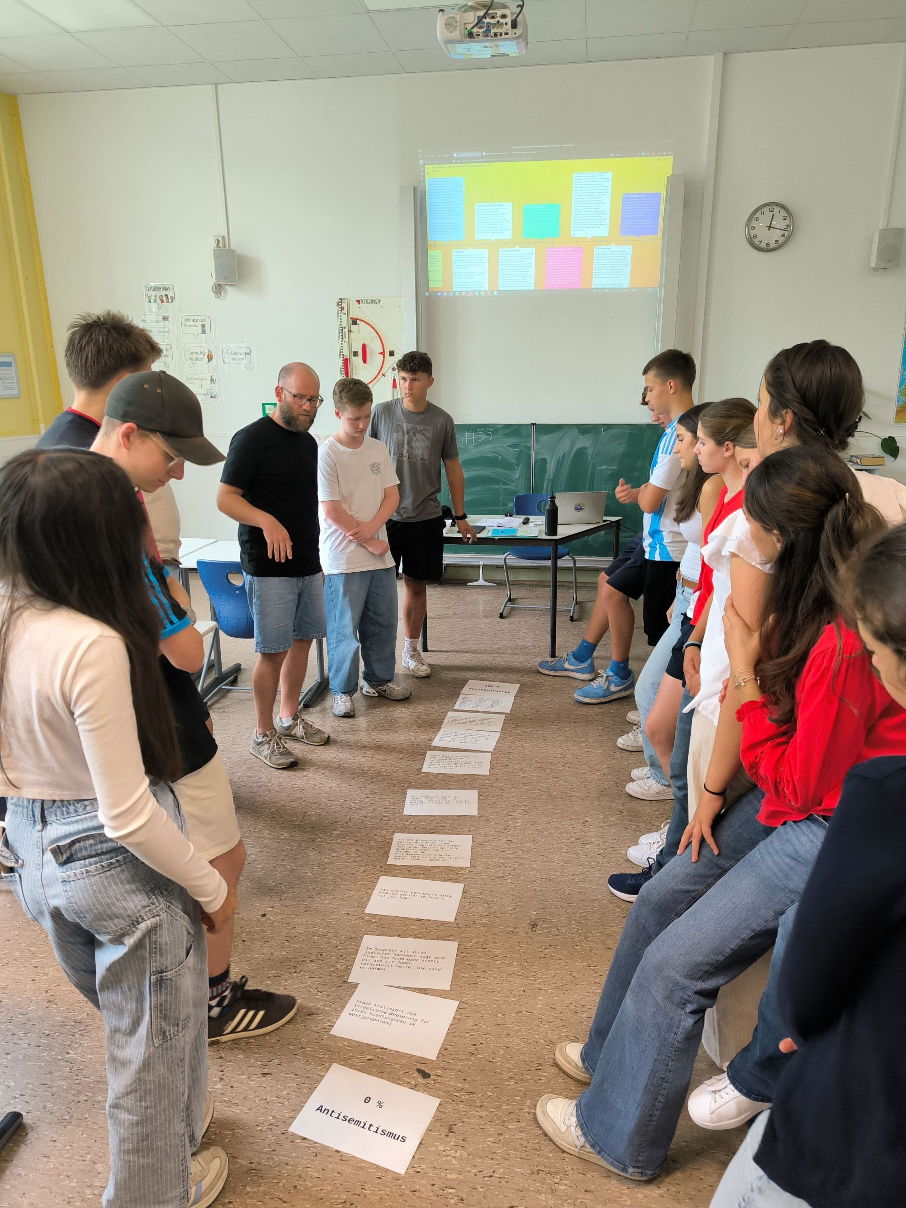 Medienpädagoge Heiko Wolf mit Schülerinnen und Schülern der 9. Klasse beim Hoba-Präventionstag., Polizist Reinhard Walter mit Schülerinnen und Schülern aus der 5. Klasse beim Hoba-Präventionstag.