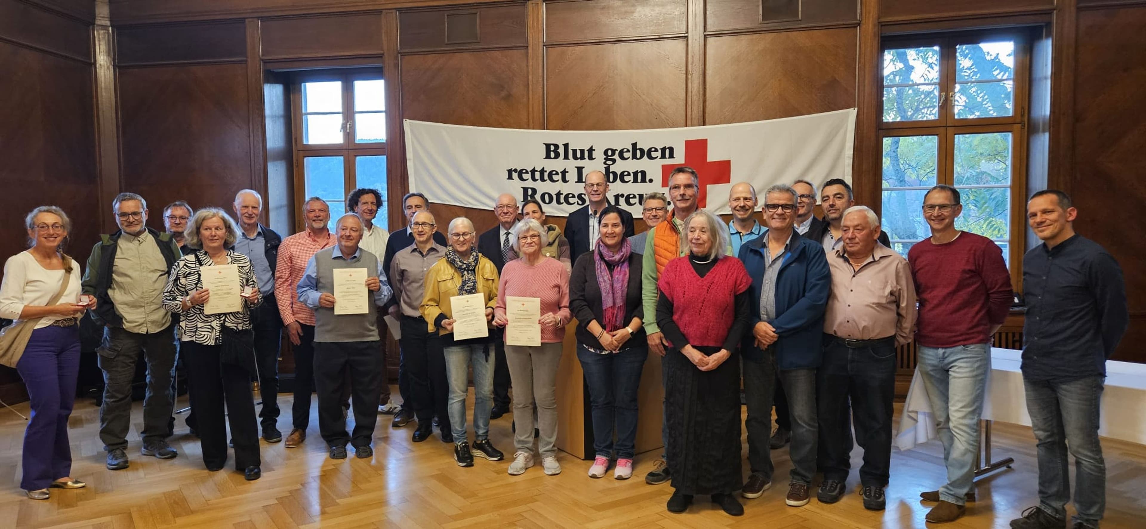 Ehrung engagierter Blutspender mit Ehrennadel und Urkunde im Alten Ratssaal des Rathauses.