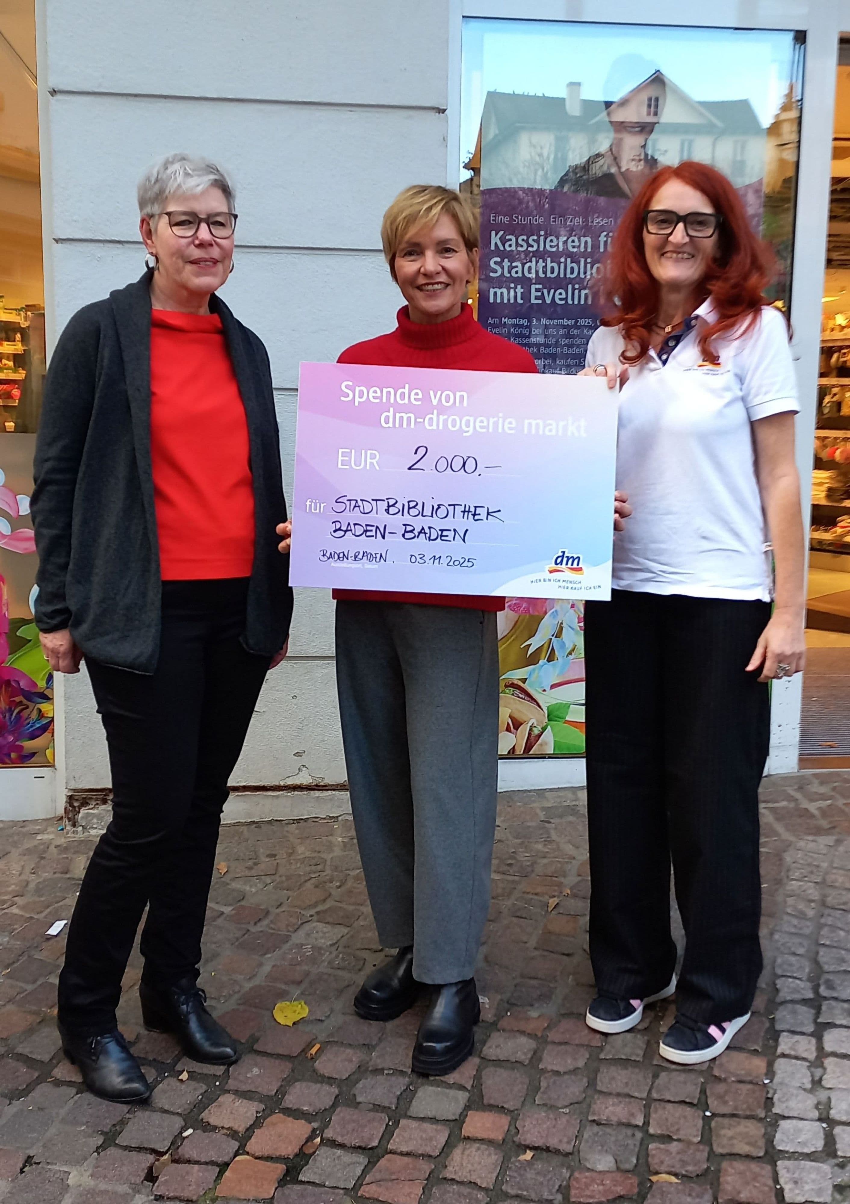 Evelin König unterstützt mit dm-Mitarbeiterin Kerstin Farken die Spendenaktion an der Kasse.