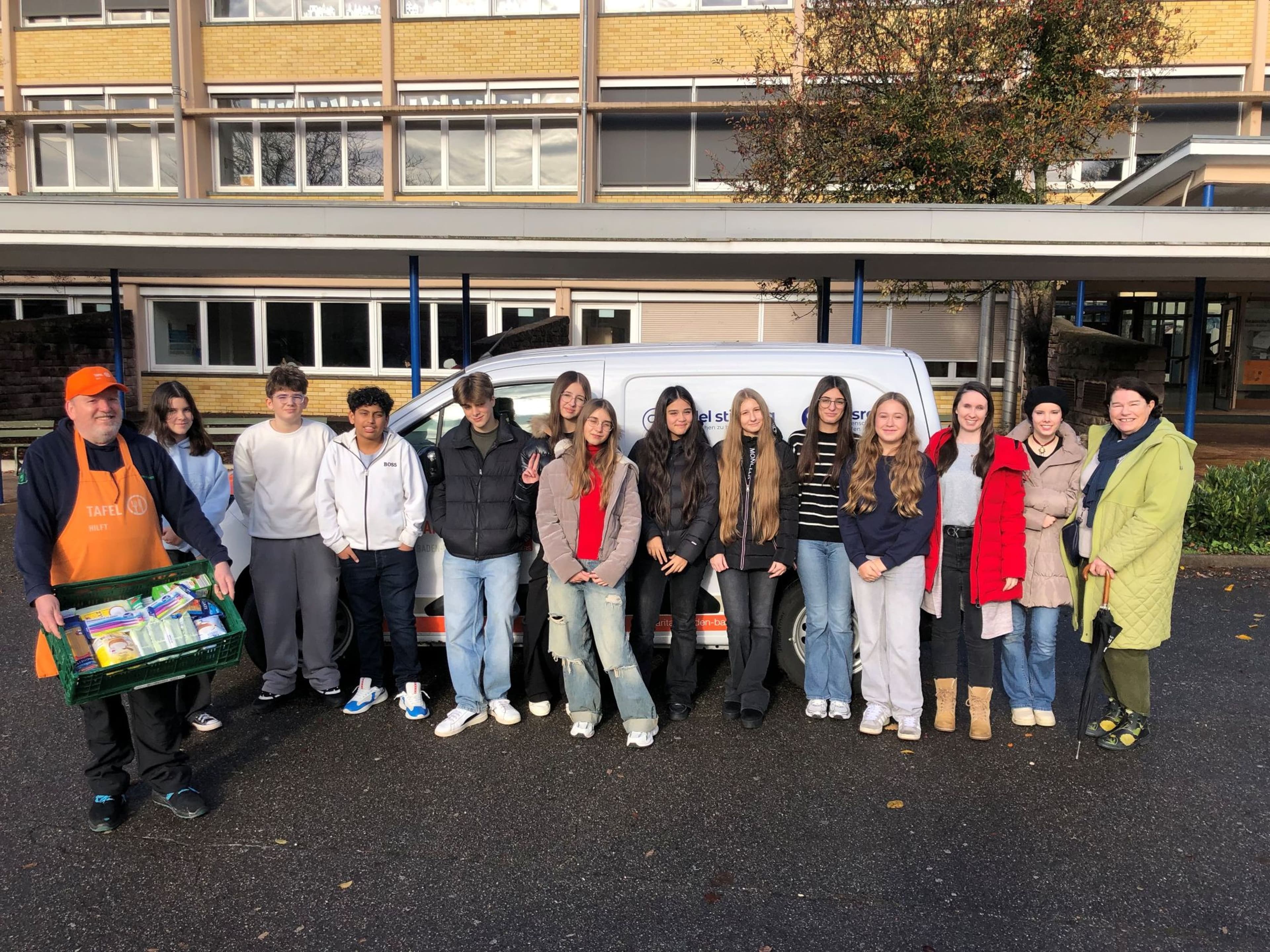 Klasse 8b der Realschule Baden übergibt Lebensmittelspenden an die Tafel in Baden.