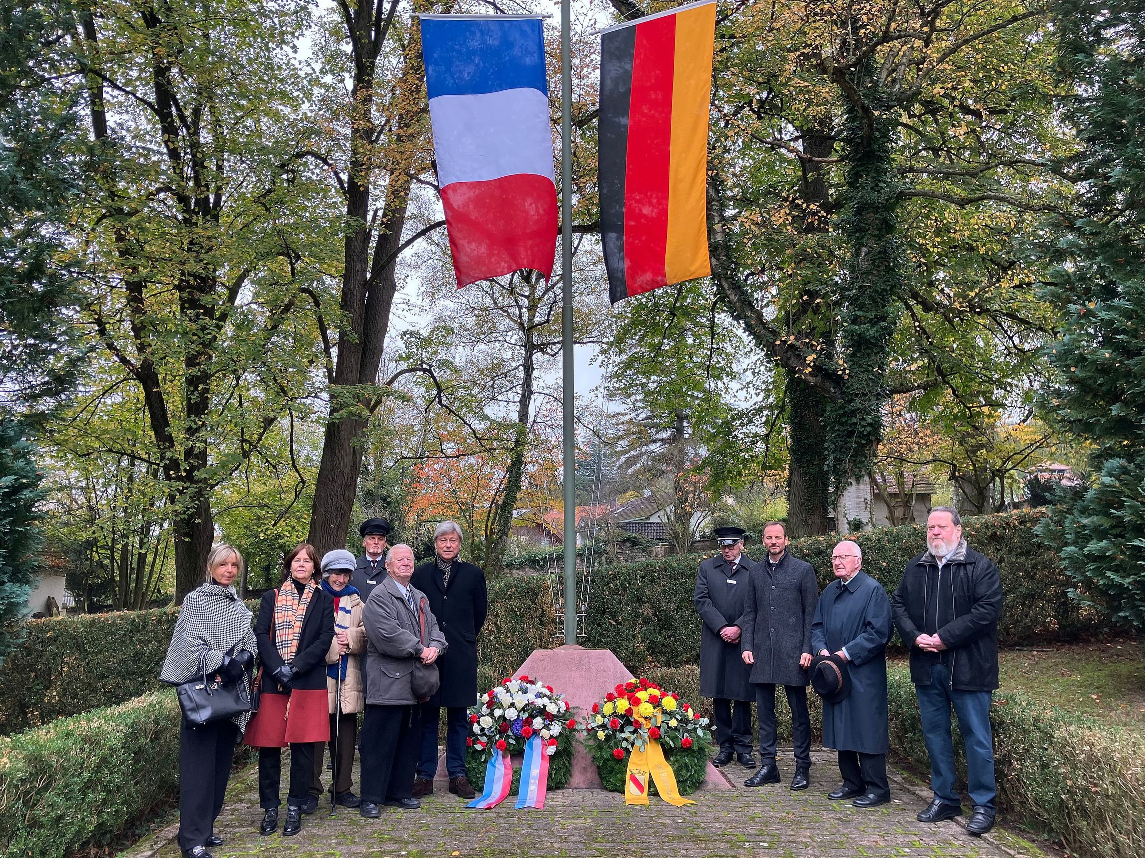 Erster Bürgermeister Alexander Wieland und Vertreter der Sozialverbände sowie der Deutsch-Französischen Gesellschaft Baden-Baden legen Kränze auf dem Ehrenfriedhof in Lichtental nieder, um den Opfern der Weltkriege und den verstorbenen Mitgliedern der französischen Streitkräfte zu gedenken.