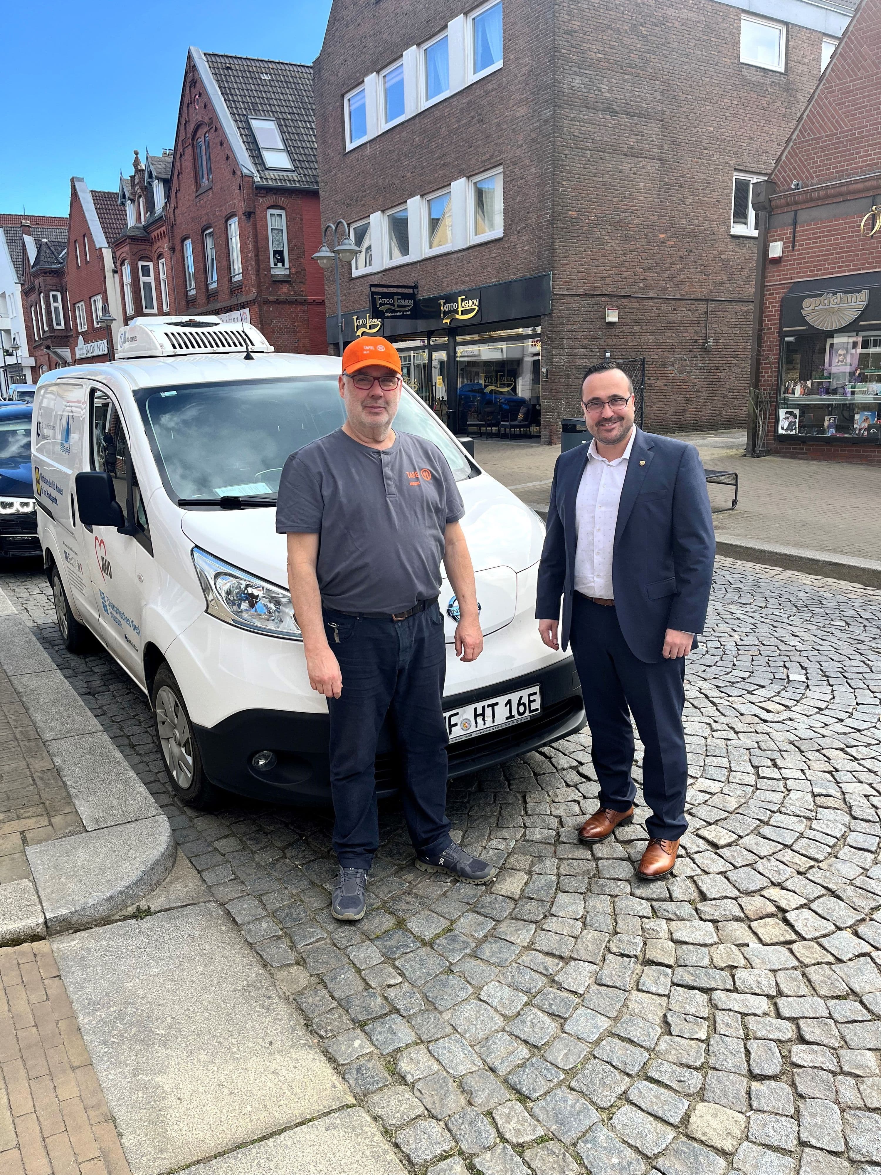 Bürgervorsteher Robert Koch mit Karl-Heinz Häuber, Leiter der Husumer Tafel, bei der Mitgliederversammlung der Tafeln.