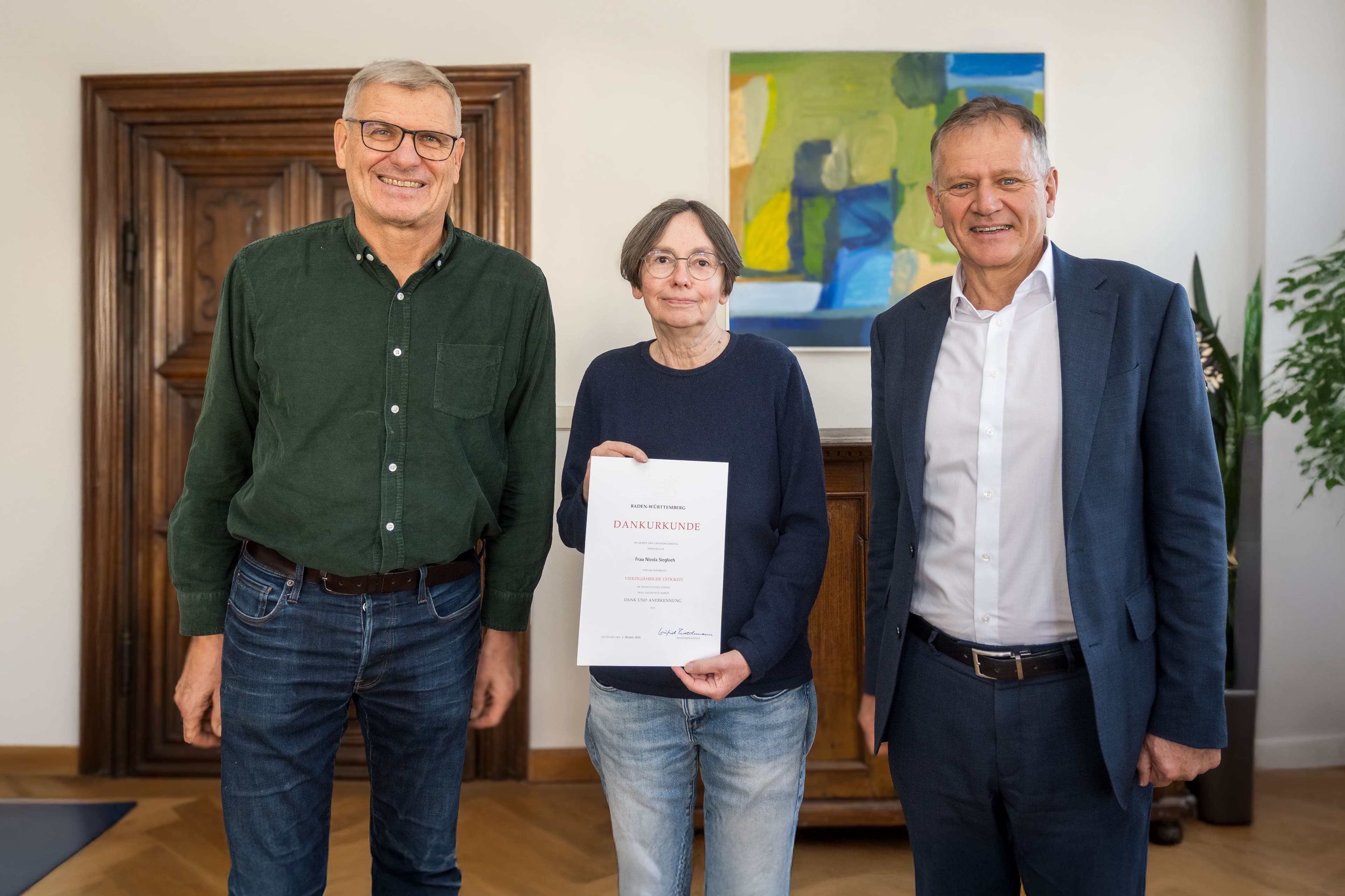 Oberbürgermeister Hans-Jörg Henle und Karl-Anton Maucher gratulieren Nicola Siegloch zum 40. Dienstjubiläum.