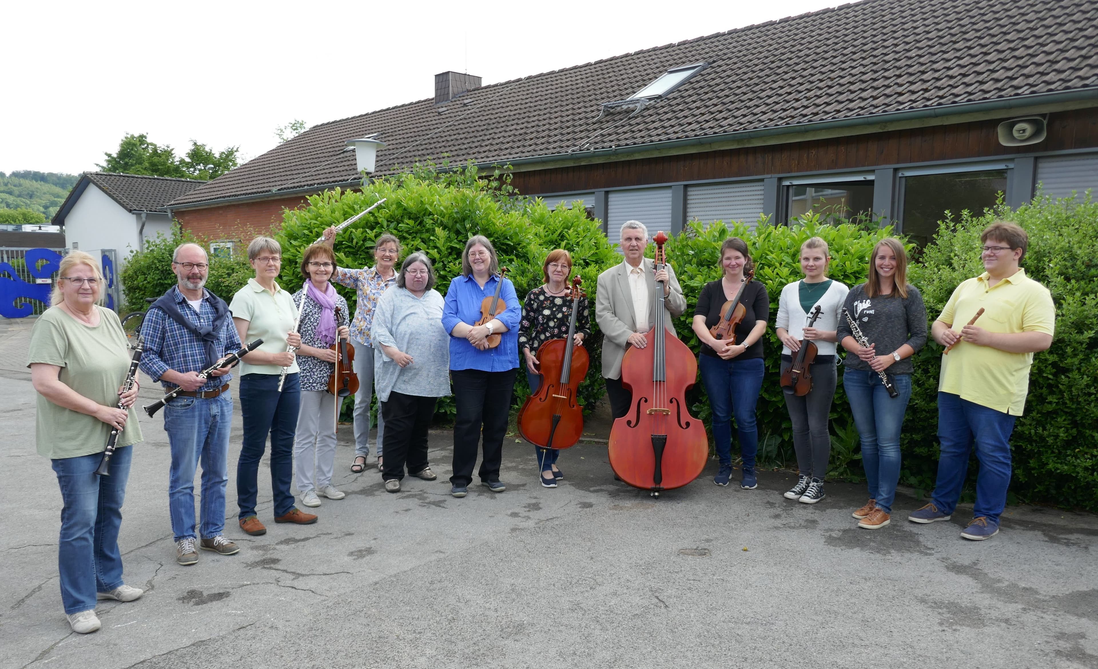 Das Kammerorchester der Musikschule spielt beim Weihnachtskonzert in der Wichernkirche.