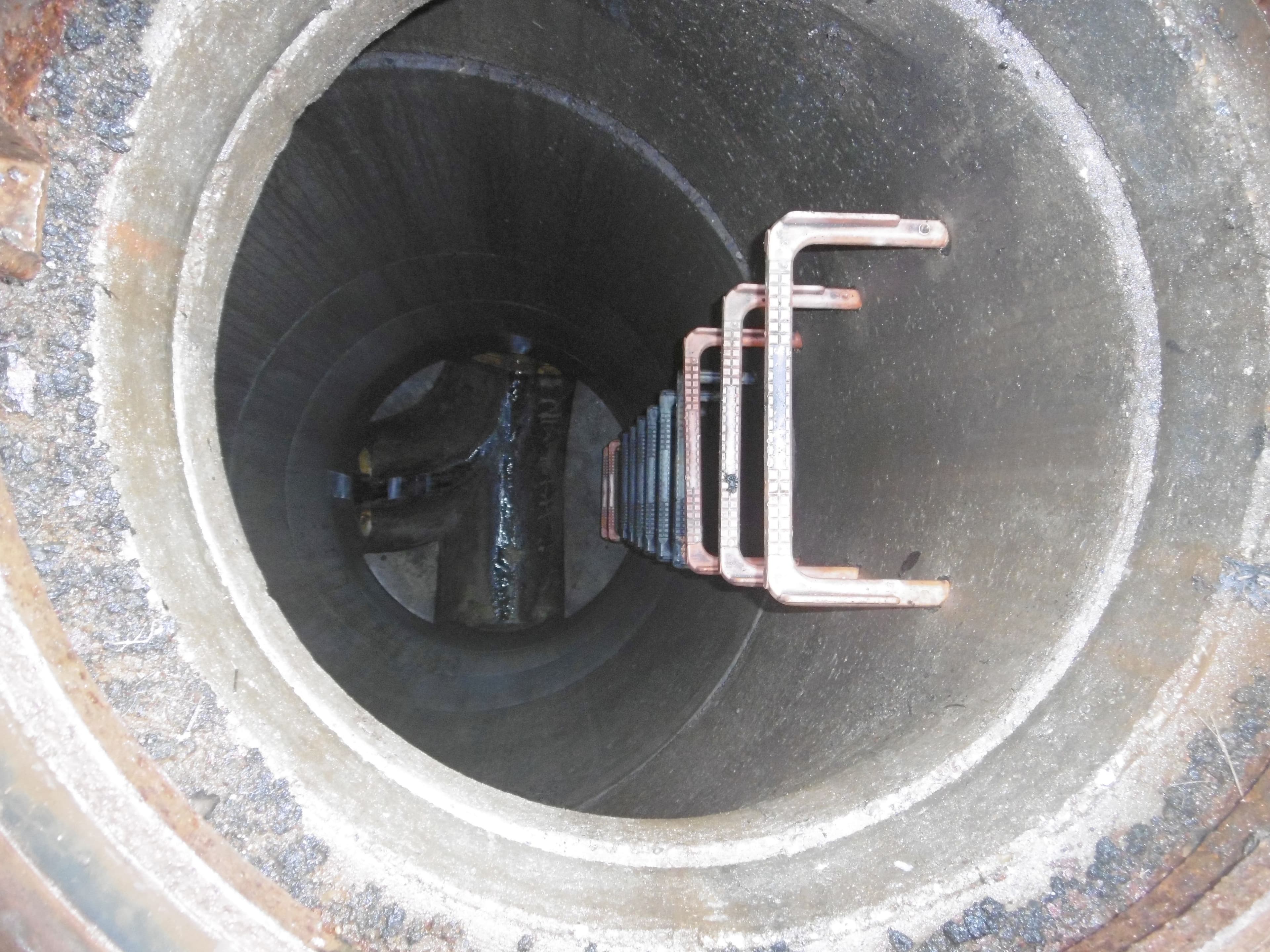 Blick in einen Revisionsschacht während der Kanalsanierung in Holsterhausen.