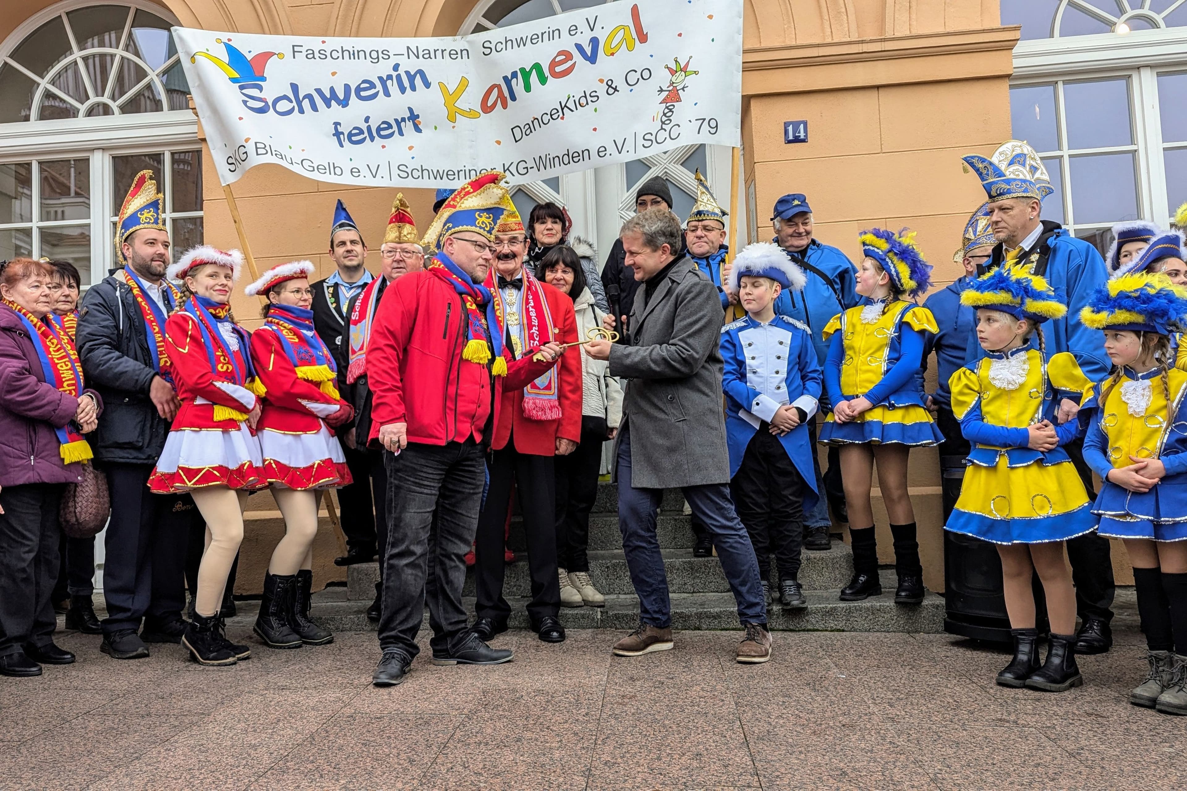Karnevalisten übernehmen zur Schlüsselübergabe das Rathaus in Schwerin.