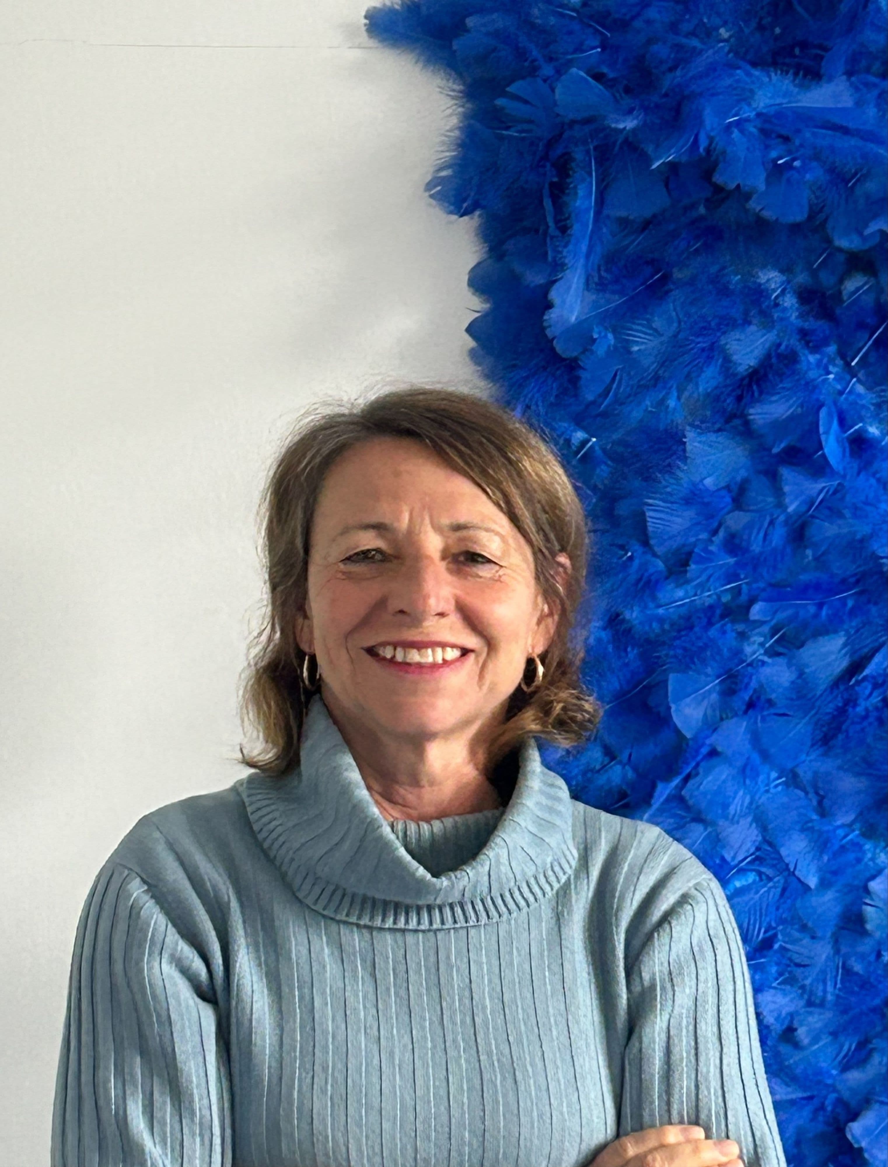 Karolina Sarbia präsentiert das Kunstwerk 'Blaues Quadrat' von Dorothea Frigo in einer Abendveranstaltung im Museum Lothar Fischer.