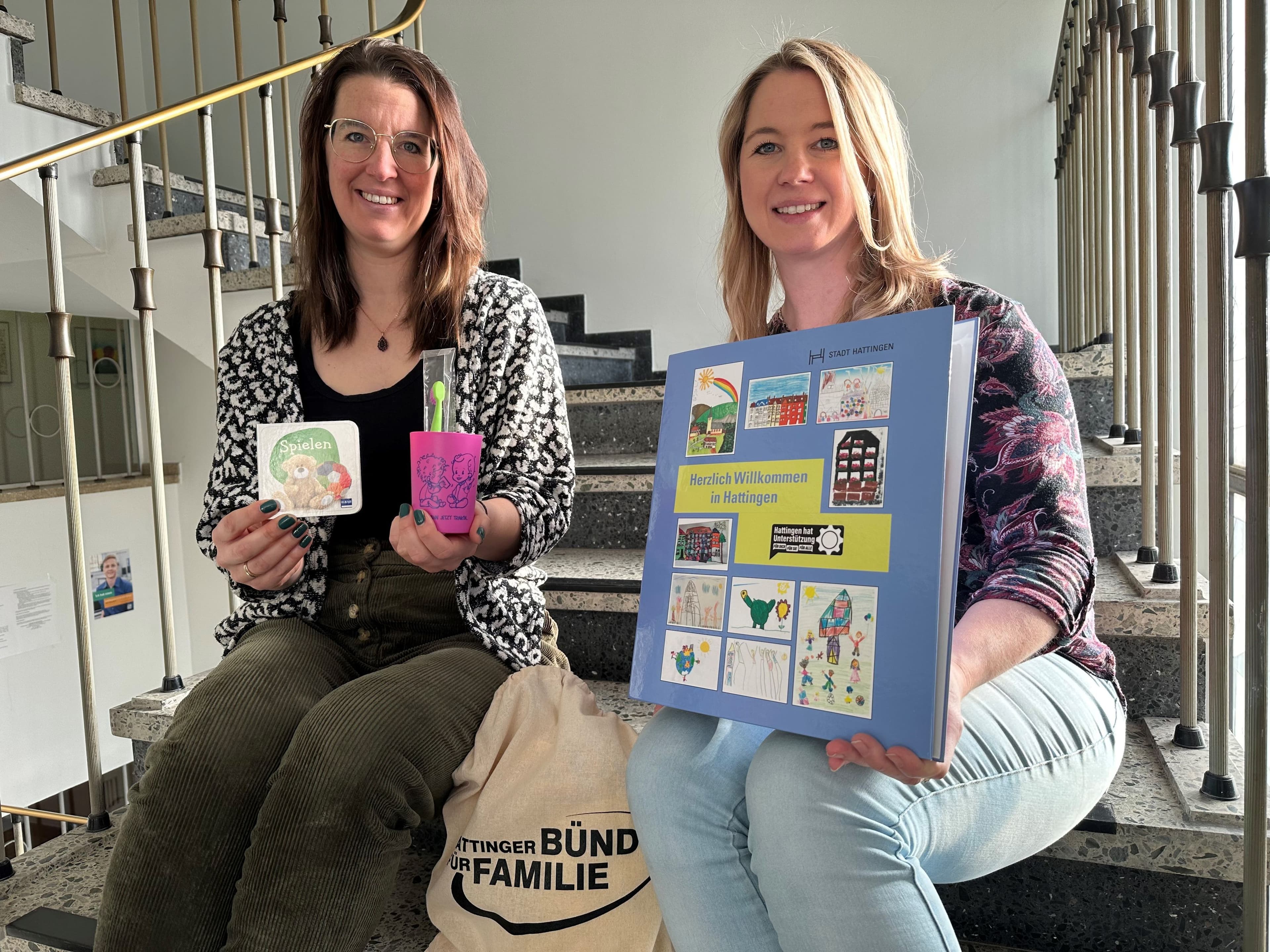 Denise Tangermann und Katharina Skibbe geben frischgebackenen Eltern beim Babybegrüßungsdienst praktische Informationen und Geschenke mit auf den Weg.