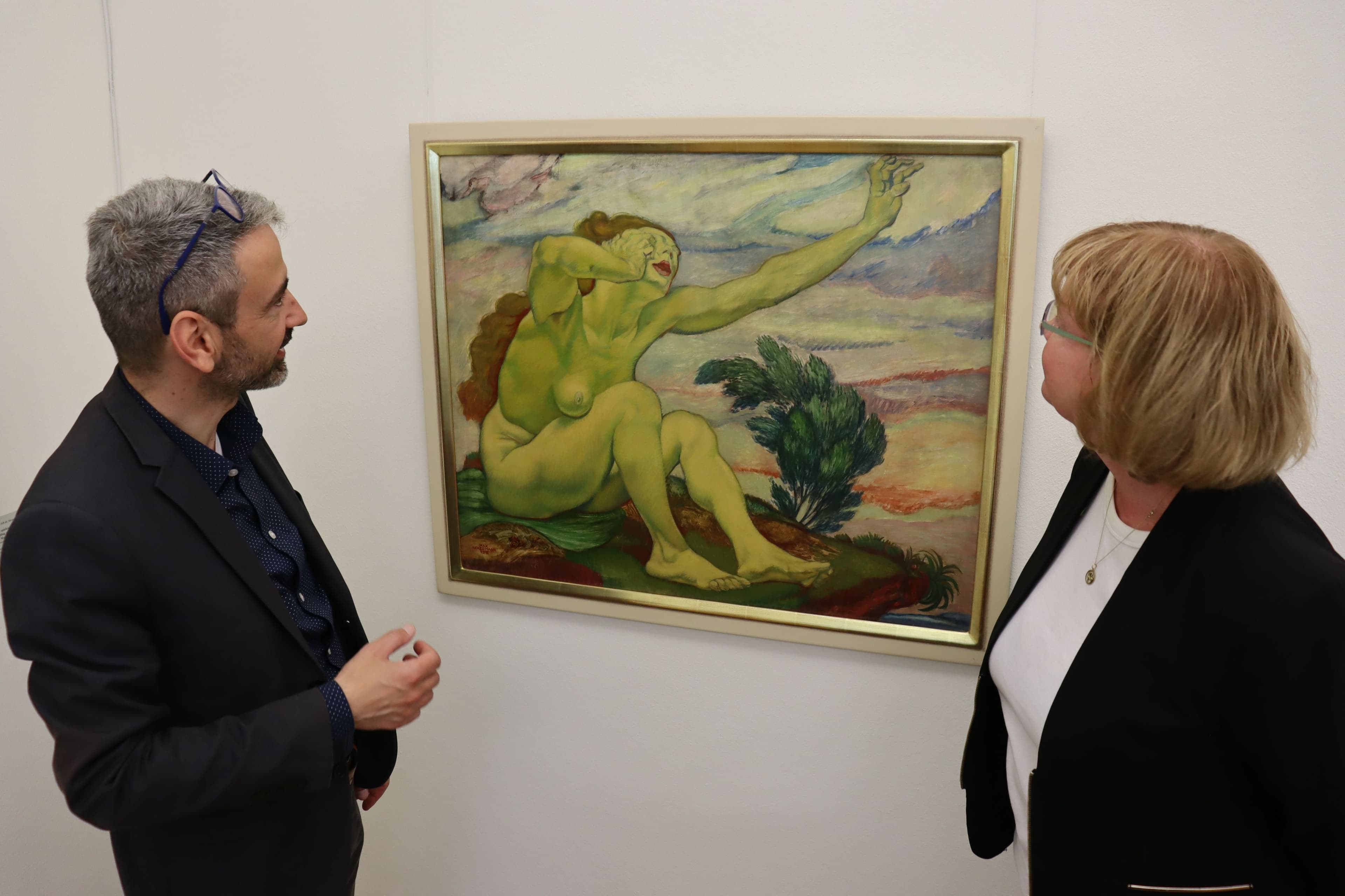 Bild von der Sonderausstellung zu Max Ackermann mit Nico Debertshäuser und Kathrin Kunze.