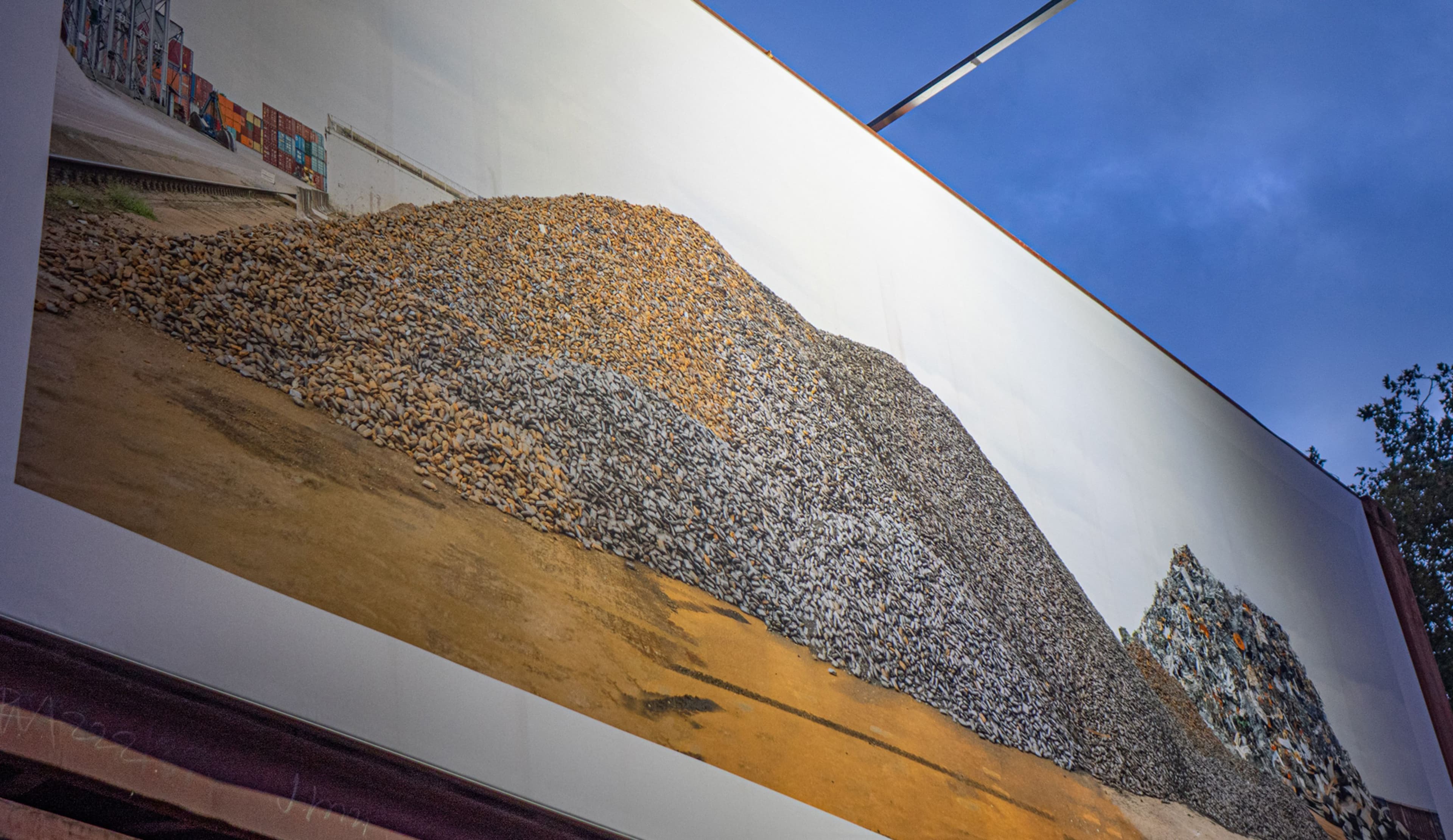 Fotocollagen von Gabriele Engelhardt zeigen den Kehler Hafen als künstlerische „Berge“ in der Innenstadt.