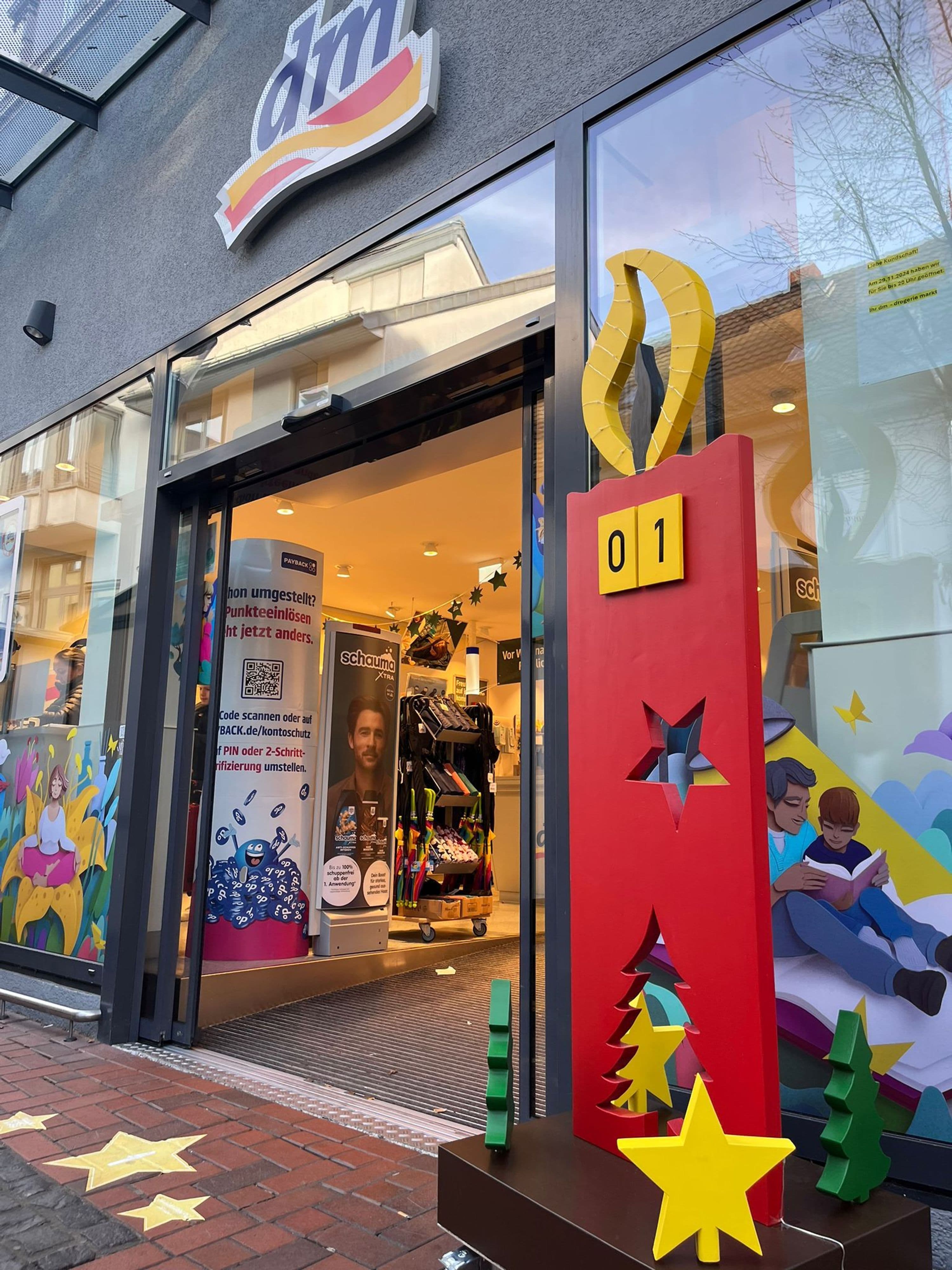 Ein stimmungsvoll geschmückter Schauplatz zum lebendigen Adventskalender in Hilden.