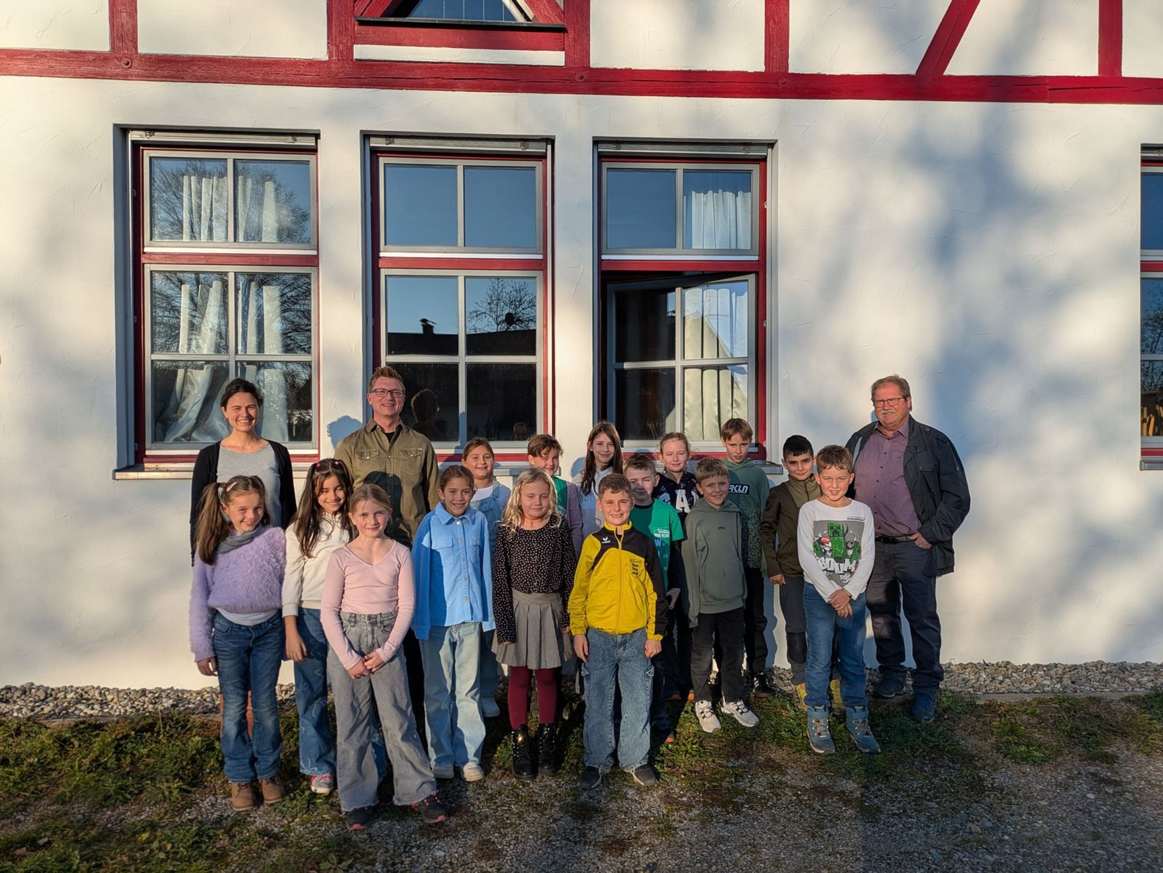 Schüler diskutieren mit Lehrkräften und Vertretern im Feuerwehrhaus über ihr Lebensumfeld.