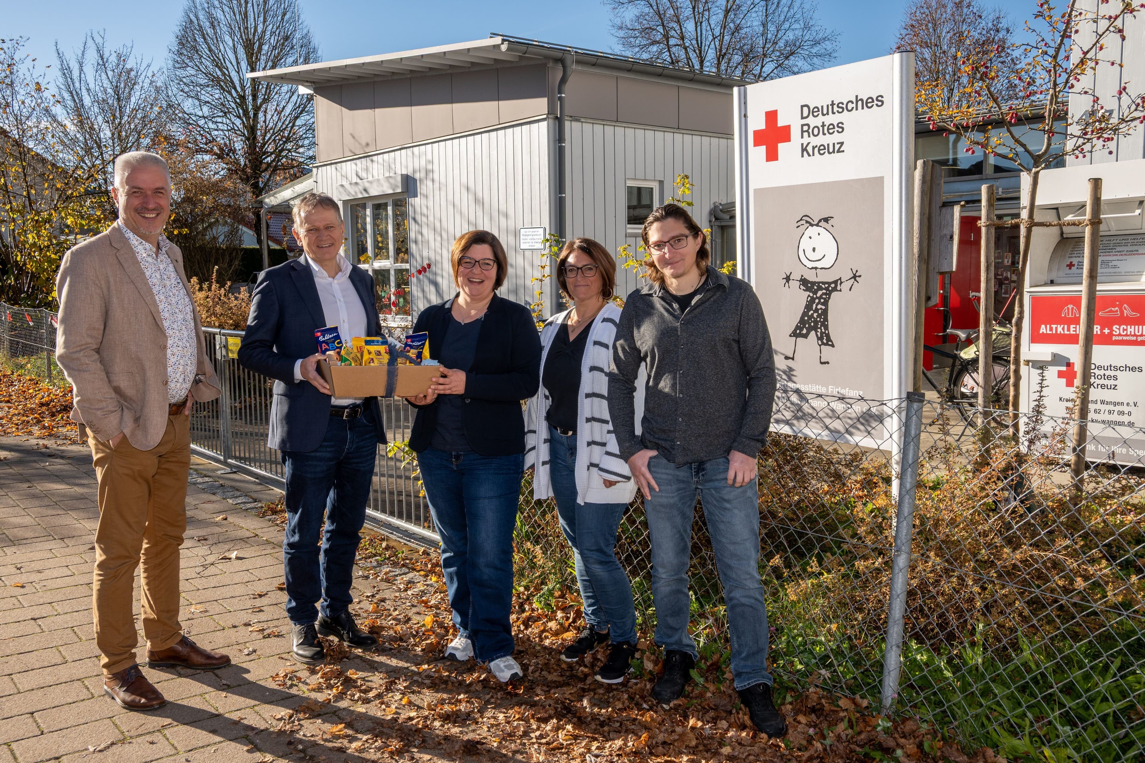 Oberbürgermeister, DRK-Vertreter und Kindergartenleitung bei der Präsentation der sanierten Räume.
