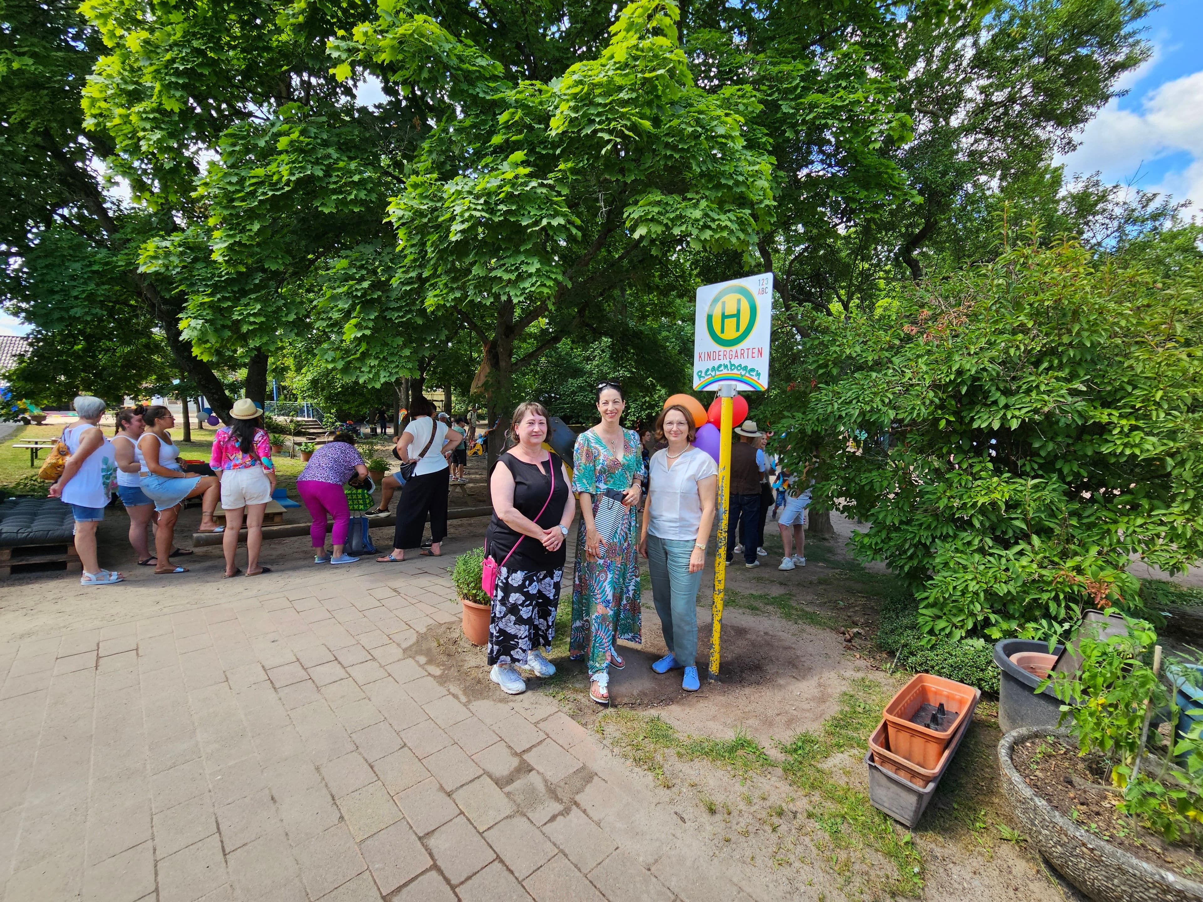 Anja Pfeiffer gratuliert beim Sommerfest der Kita Regenbogen zum 50-jährigen Jubiläum.