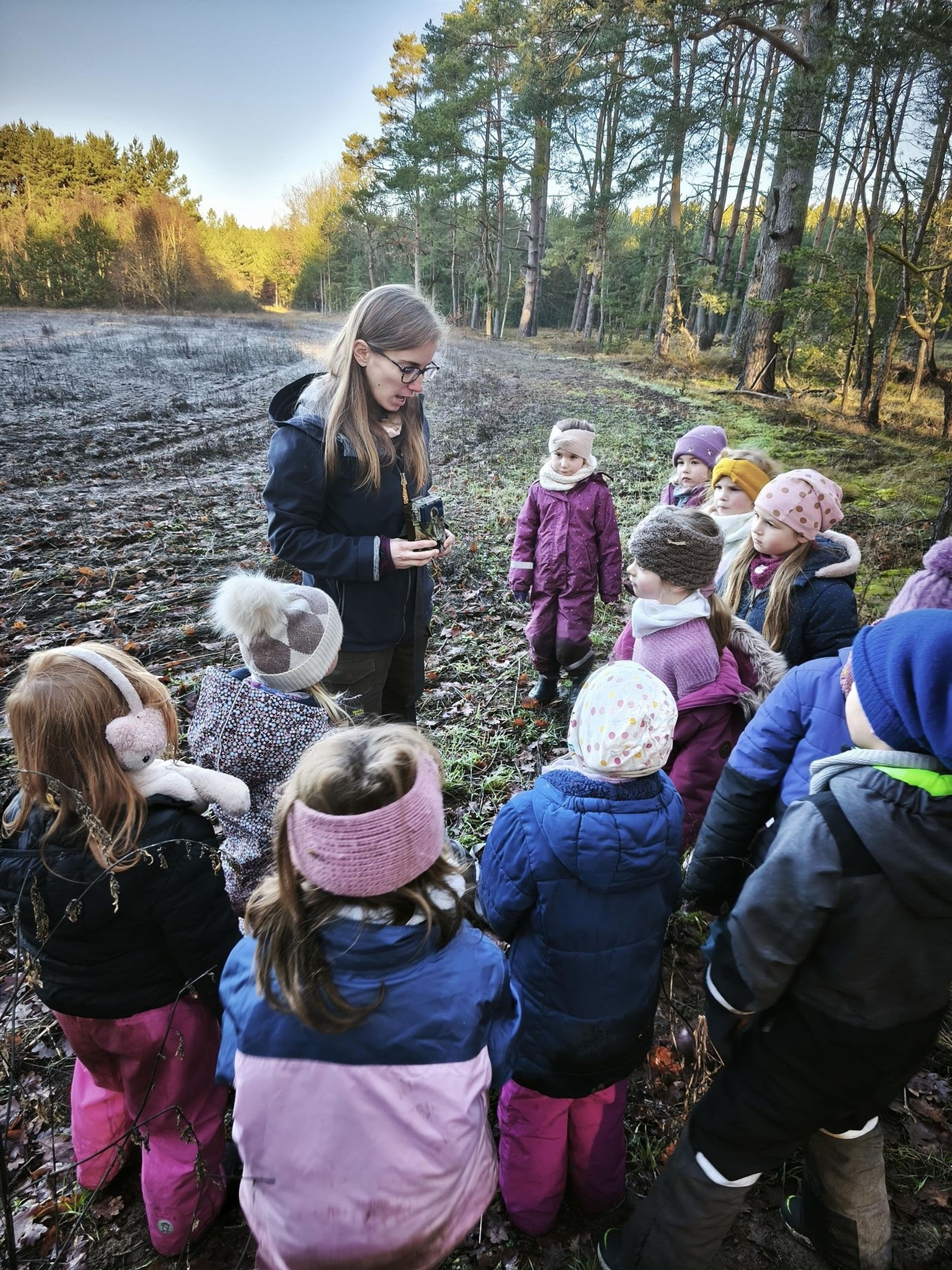 Kita „Waldesrand“: Kinder entdecken den Wald | Symbolbild