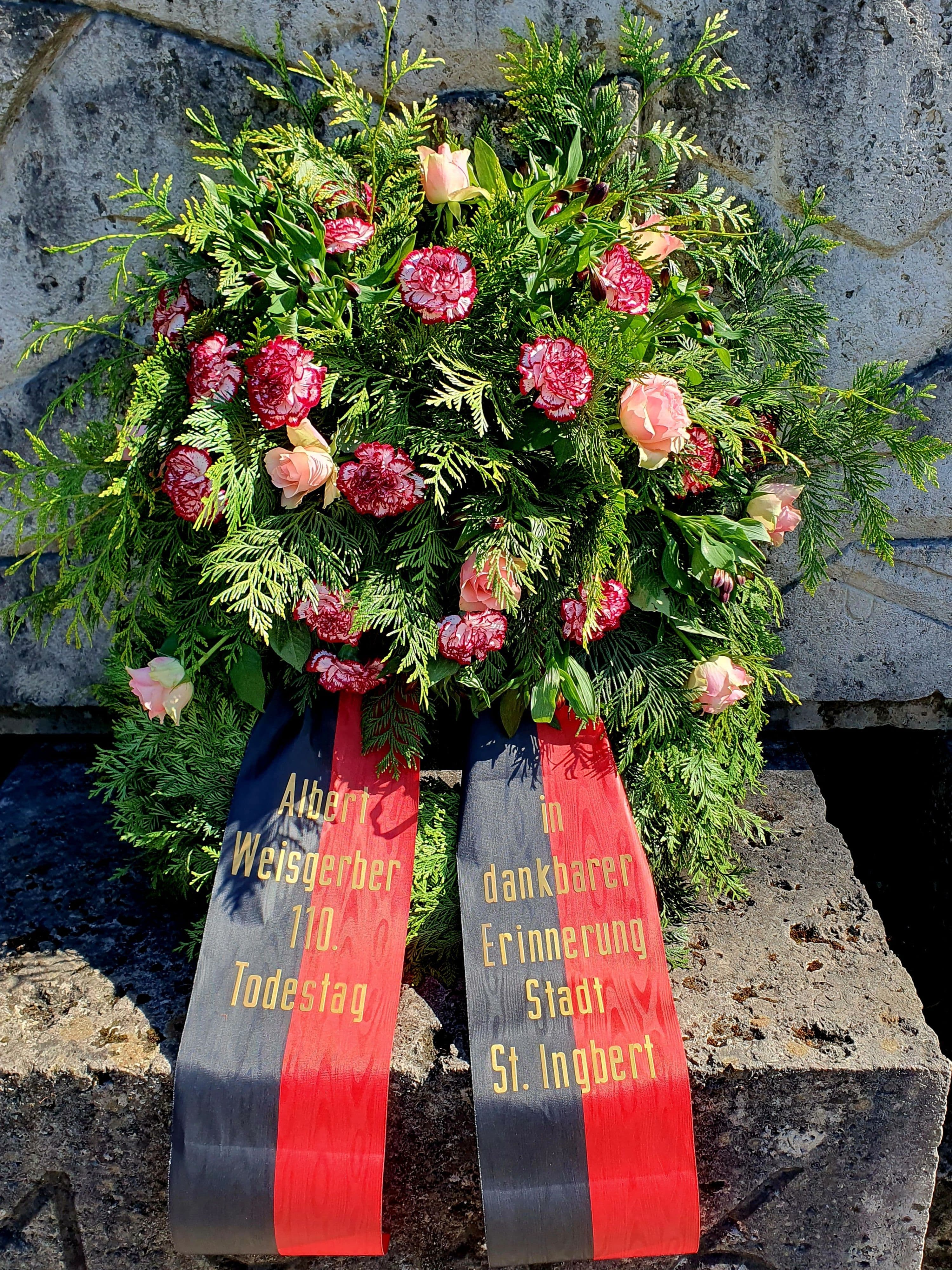 OB Dr. Ulli Meyer und OV Irene Kaiser legen einen Kranz am Denkmal zum Gedenken an Albert Weisgerber nieder.