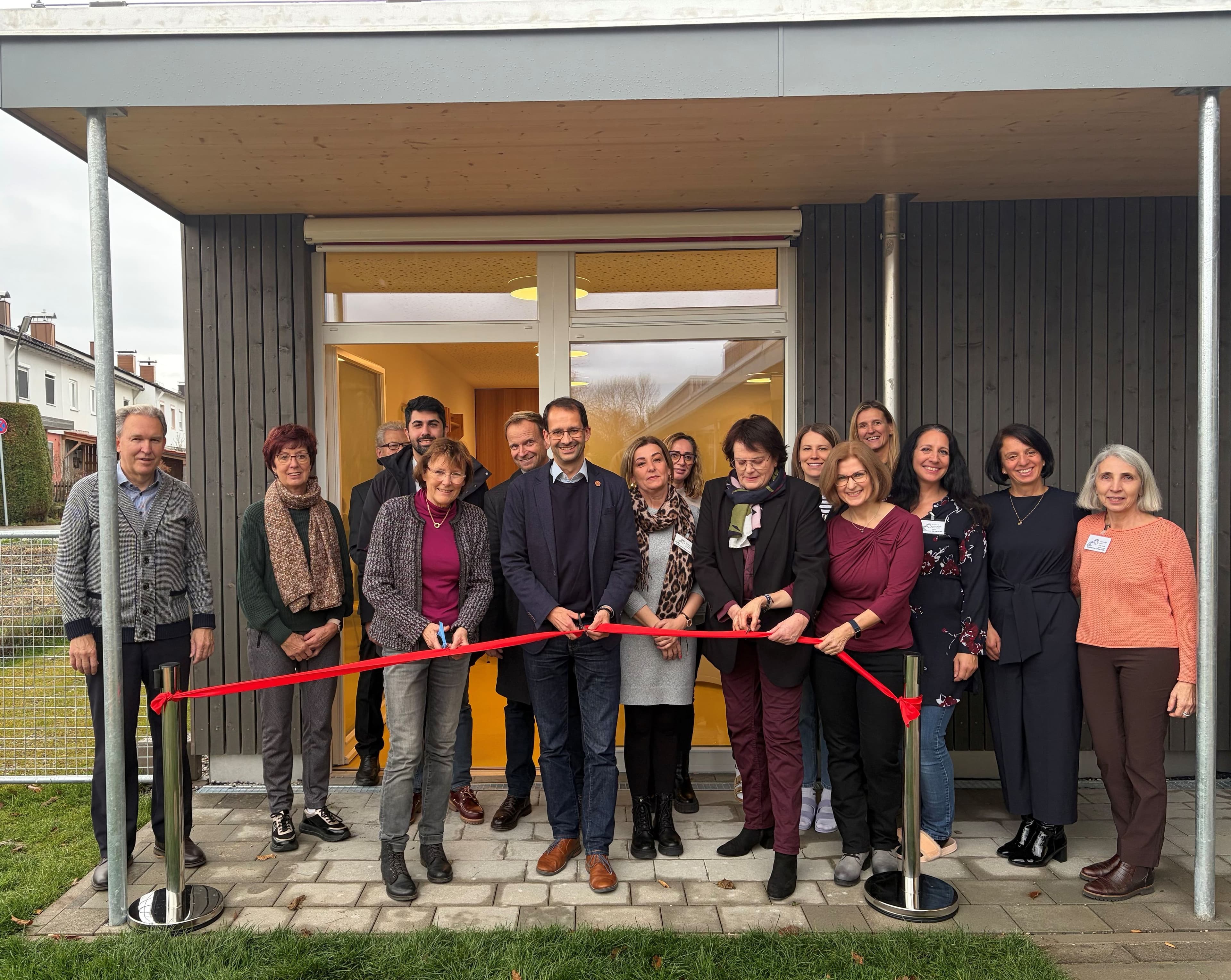 Einweihung des neuen Mehrzweckraums in der Kinderkrippe Gärtnerstraße Aising mit städtischen Vertretern.
