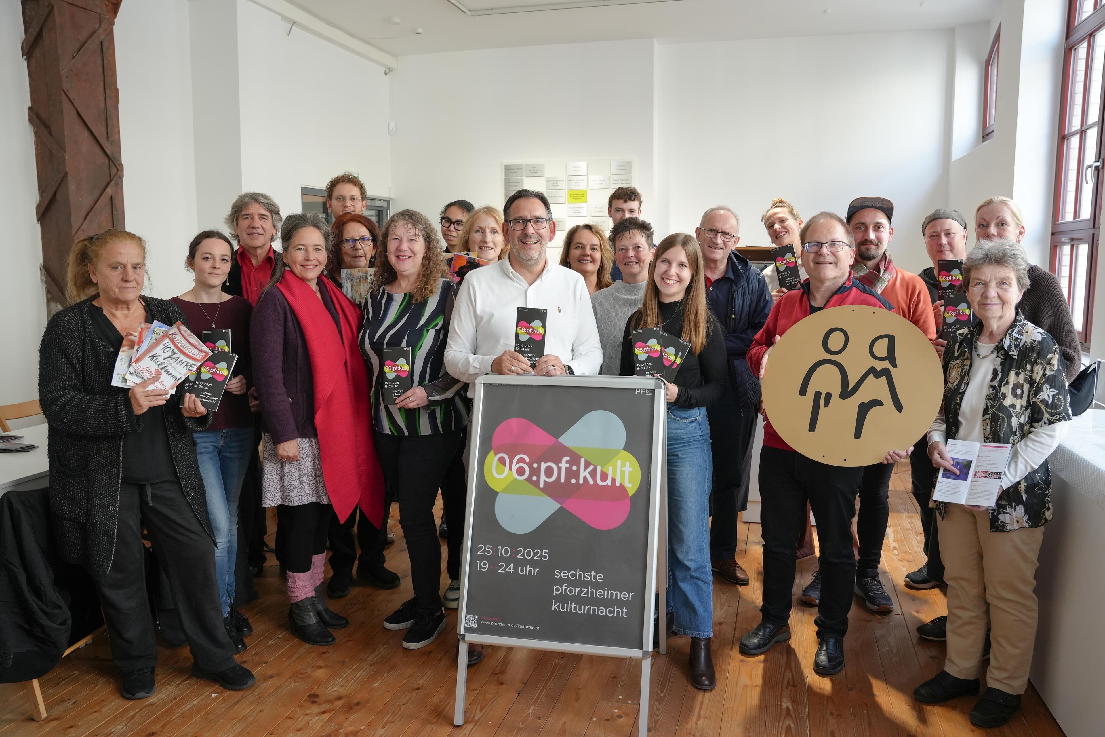 Kulturbürgermeister Tobias Volle stellt mit Vertreterinnen der Kulturstationen das Programm der Kulturnacht vor.