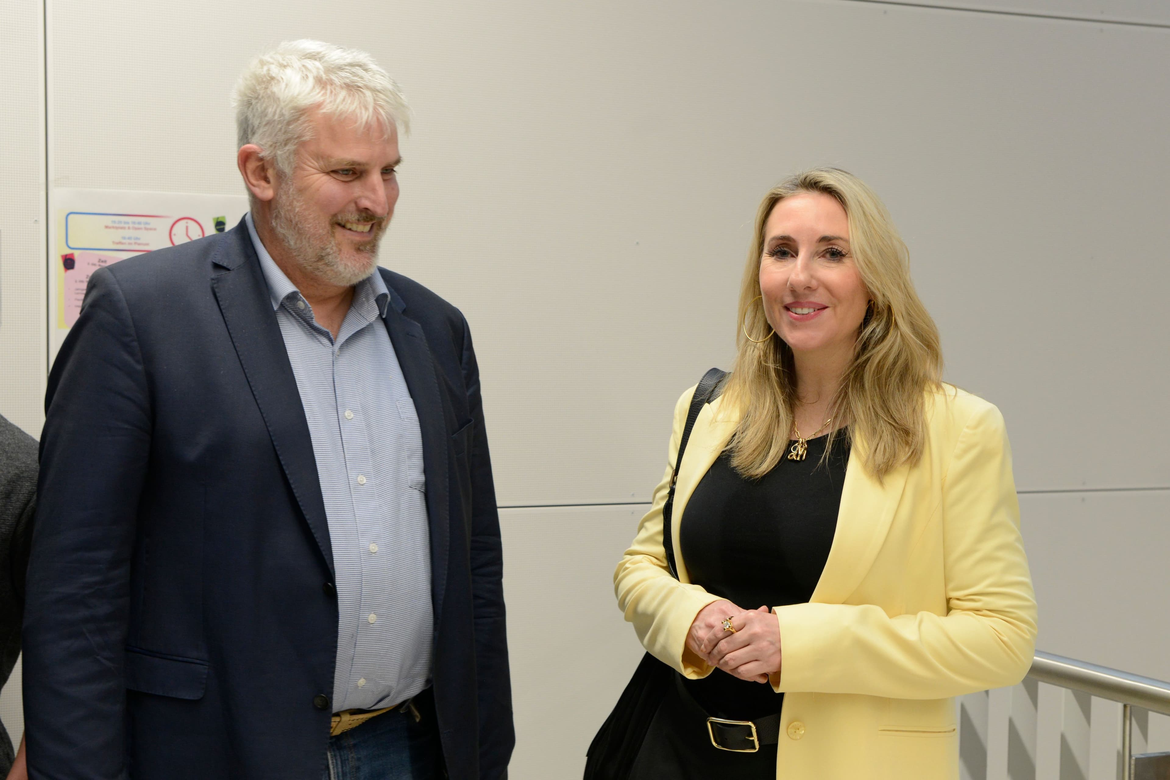Kultusministerin Anna Stolz und Bürgermeister Thomas Lang beim Treffen in der Bertleinschule Lauf.