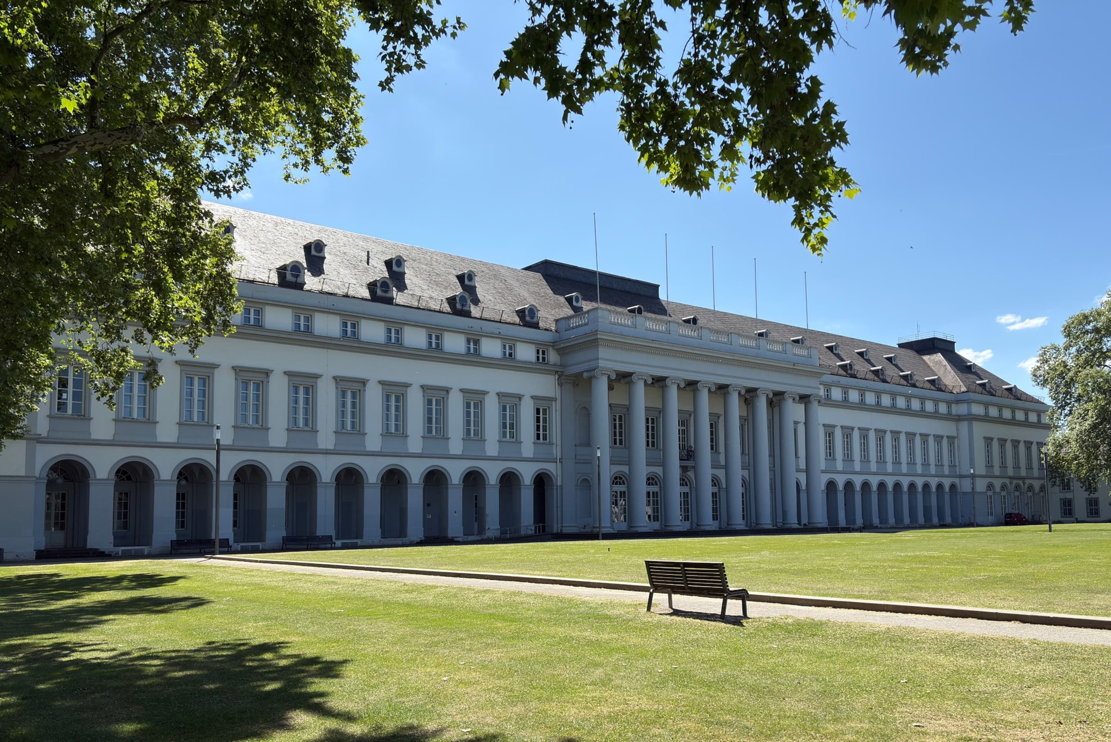 Das Kurfürstliche Schloss in Koblenz wird anlässlich der Aktion #LightUpTheNight4ME blau beleuchtet.