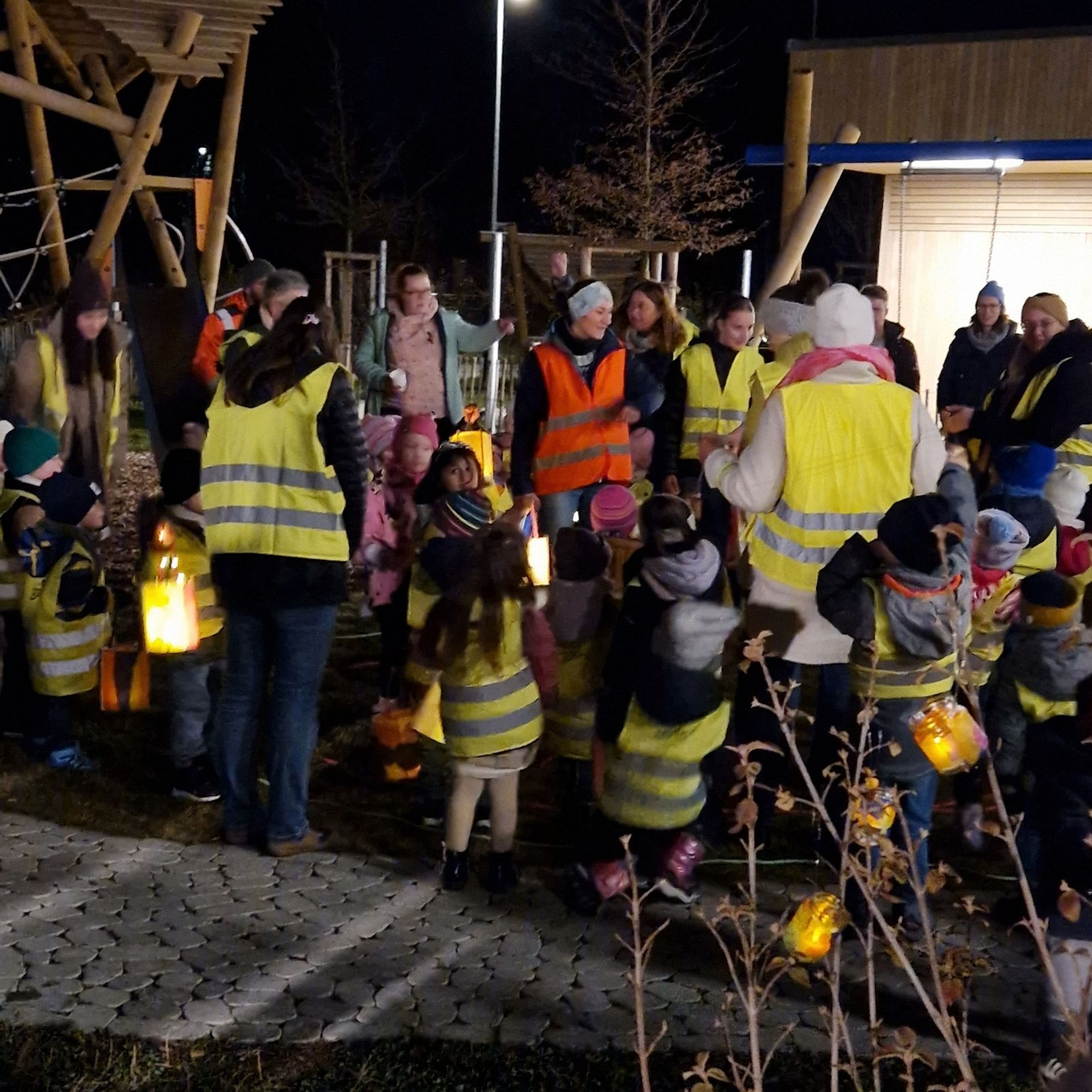Laternenumzug im Kindergarten Löwenzahn beim ersten stimmungsvollen Laternenfest.
