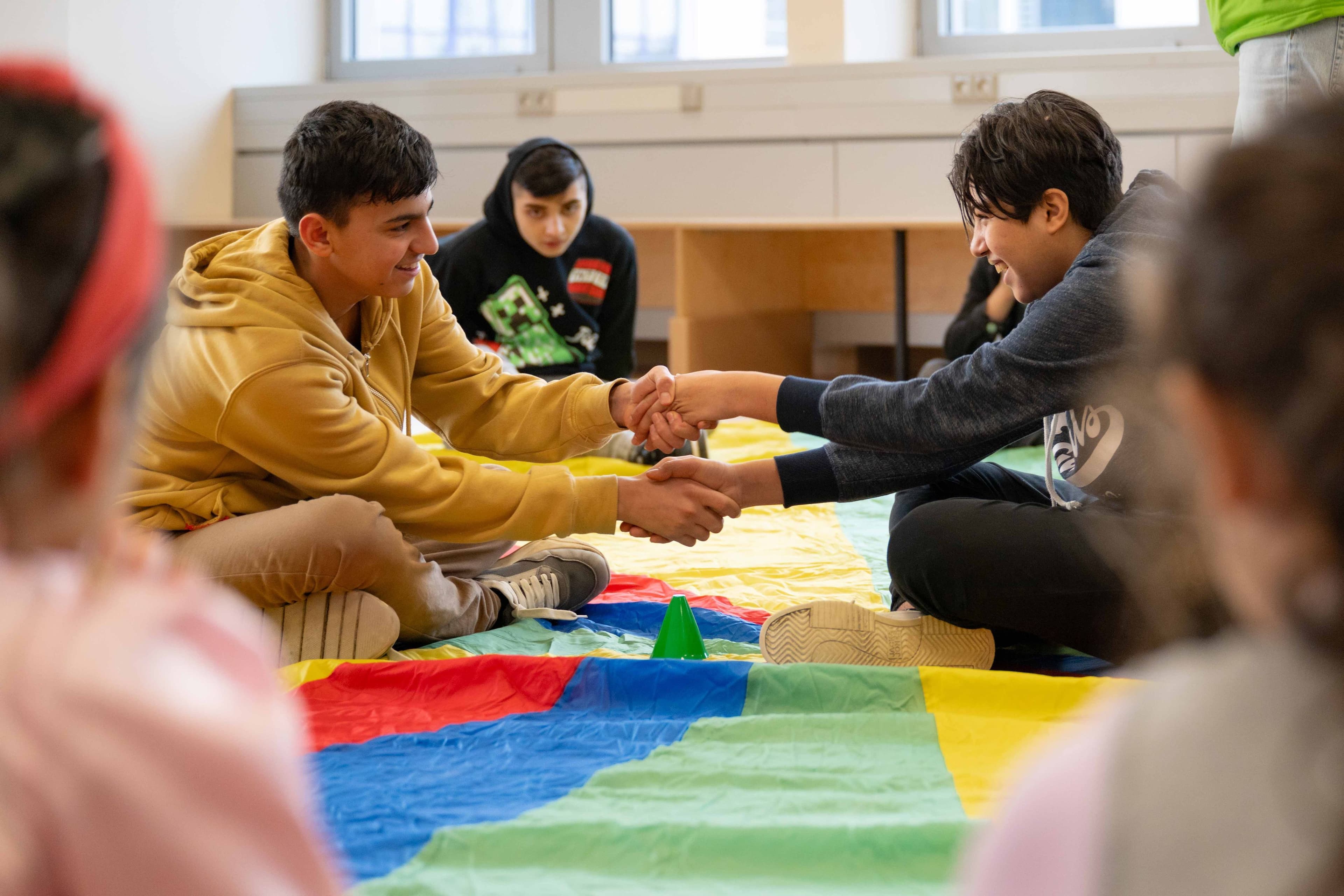 Die Lernwerkstatt Weilimdorf wurde feierlich von Bürgermeisterin Fezer und Ministerin Schopper eröffnet, um Jugendlichen ohne Schulerfahrung neue Bildungsangebote zu bieten.