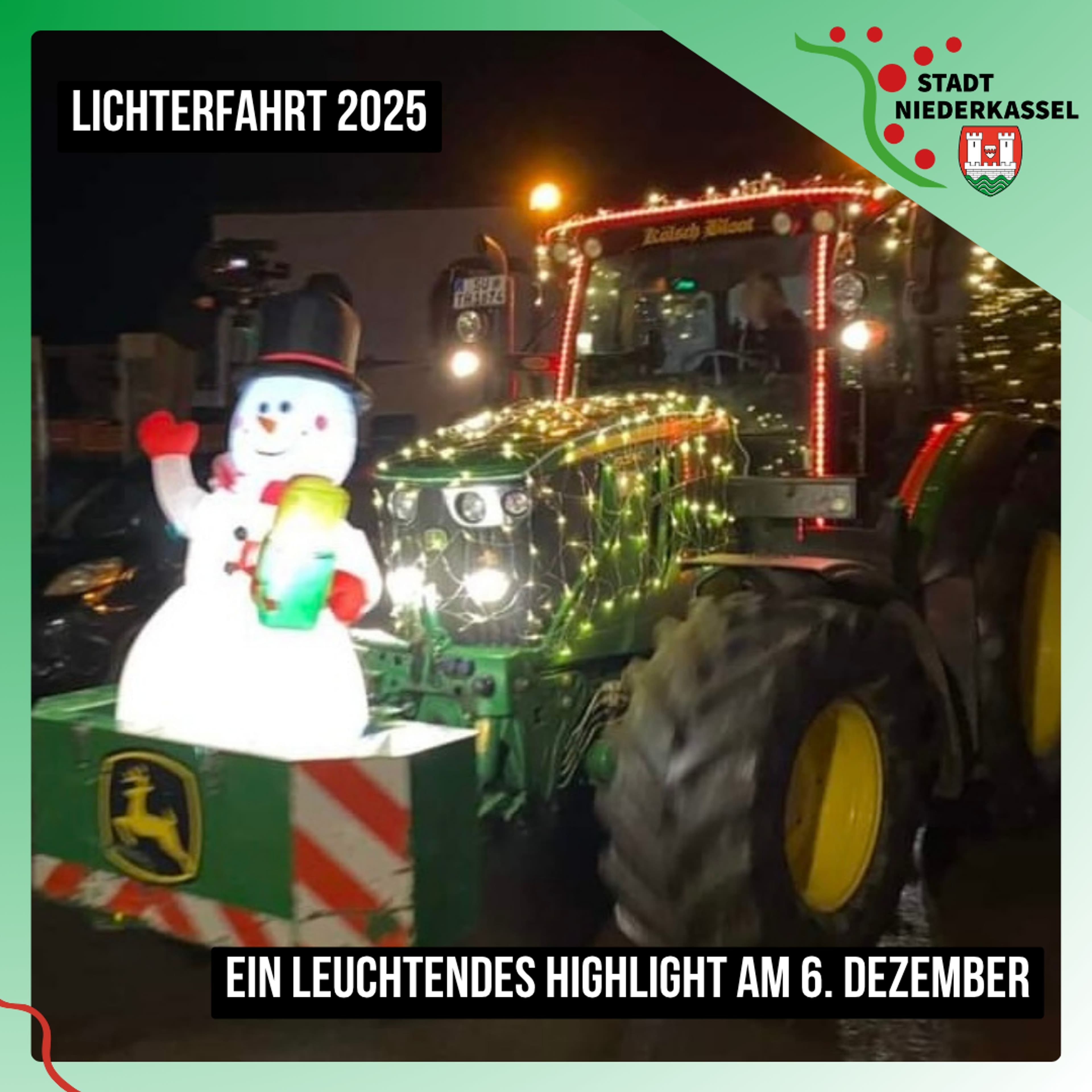 Die festlich geschmückten Fahrzeuge der traditionellen Lichterfahrt beleuchten Niederkassels Straßen.