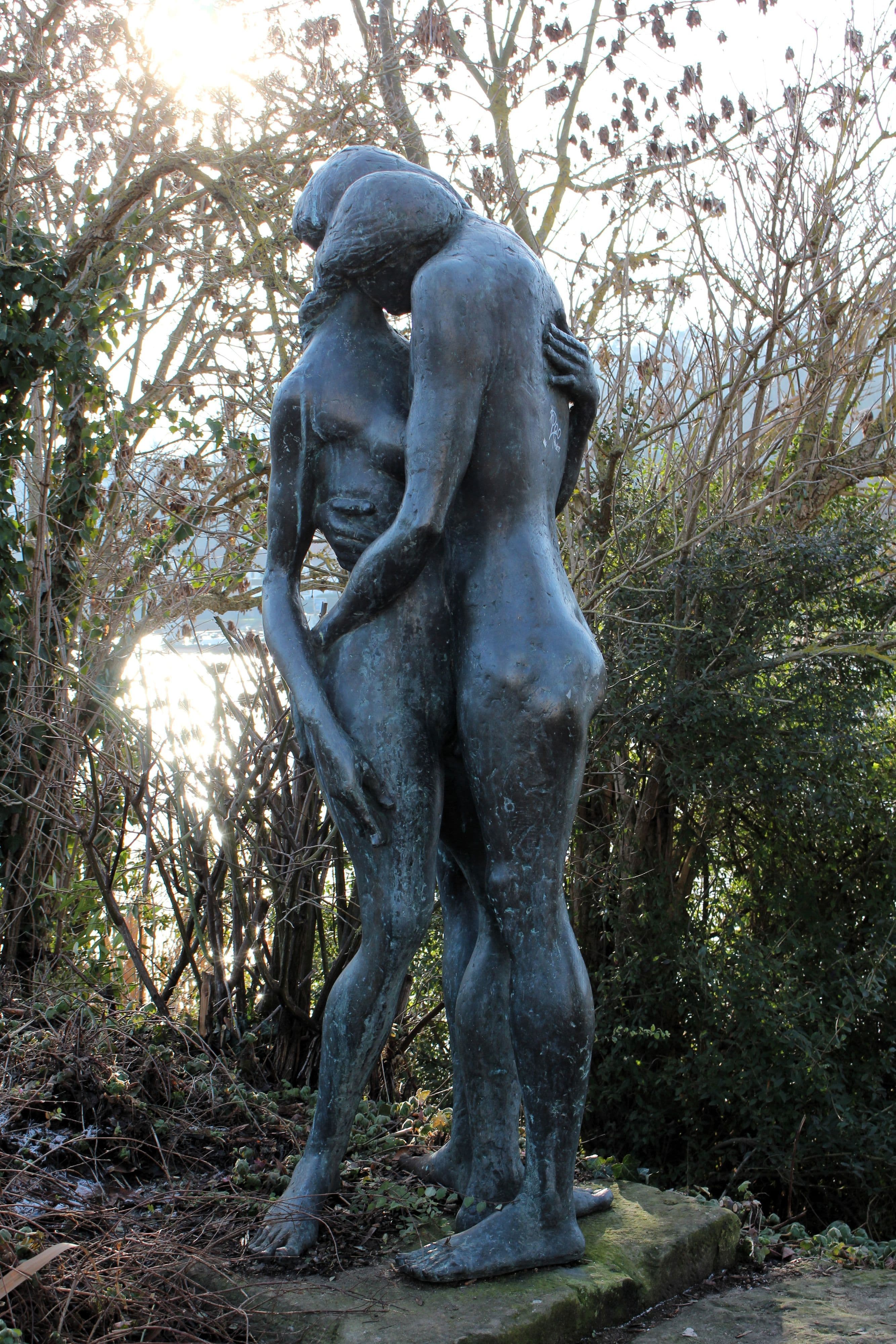 Die Bronze-Skulptur 'Liebespaar' von Karl Ulrich Nuss wird während Bauarbeiten eingelagert. Die Bronze-Skulptur 'Liebespaar' von Karl Ulrich Nuss wird während Bauarbeiten eingelagert.