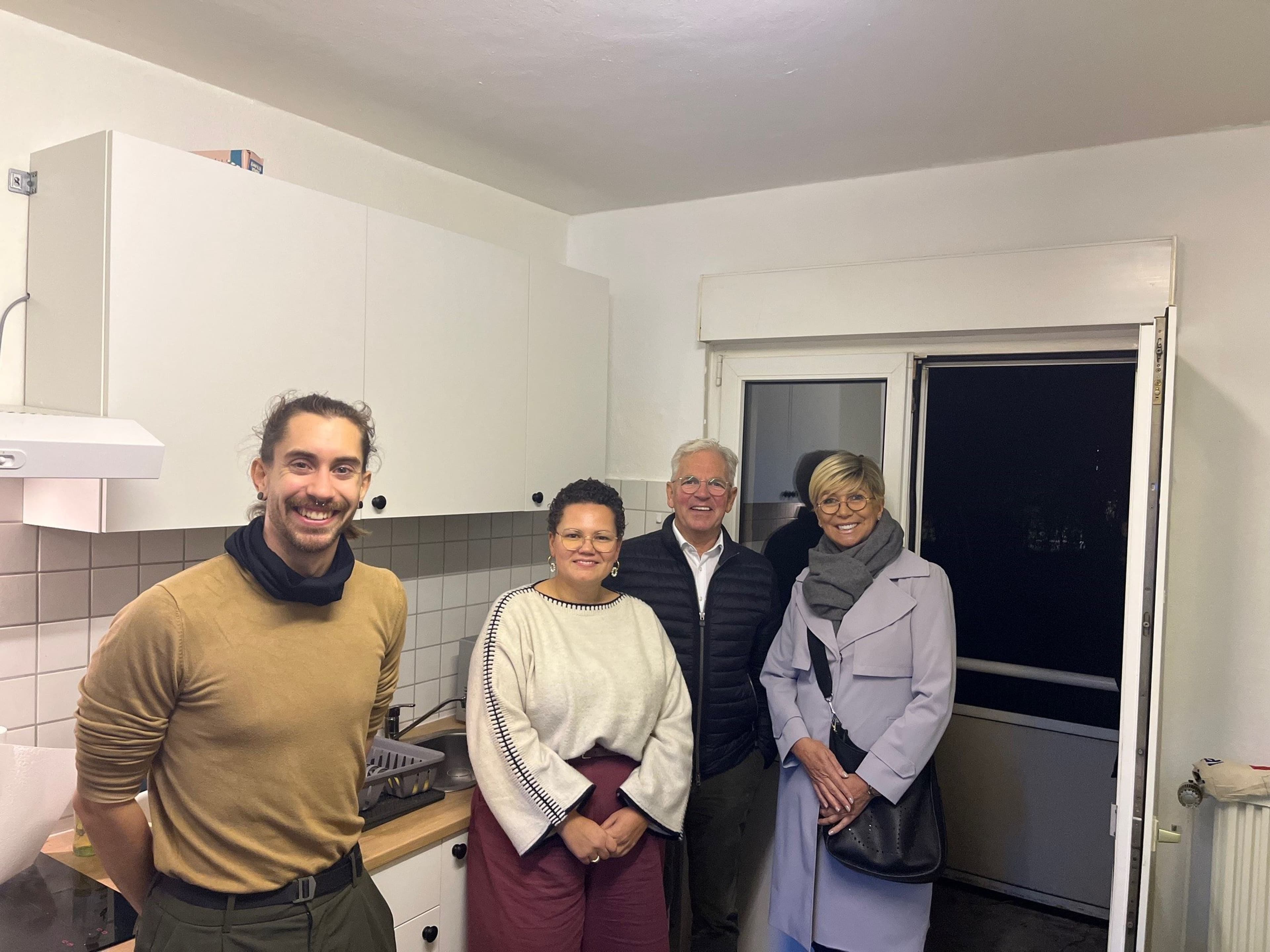 Spendenübergabe des Lions Club Koblenz für die neue Küche im Jugendtreff Neuendorf mit Beteiligten vor Ort.