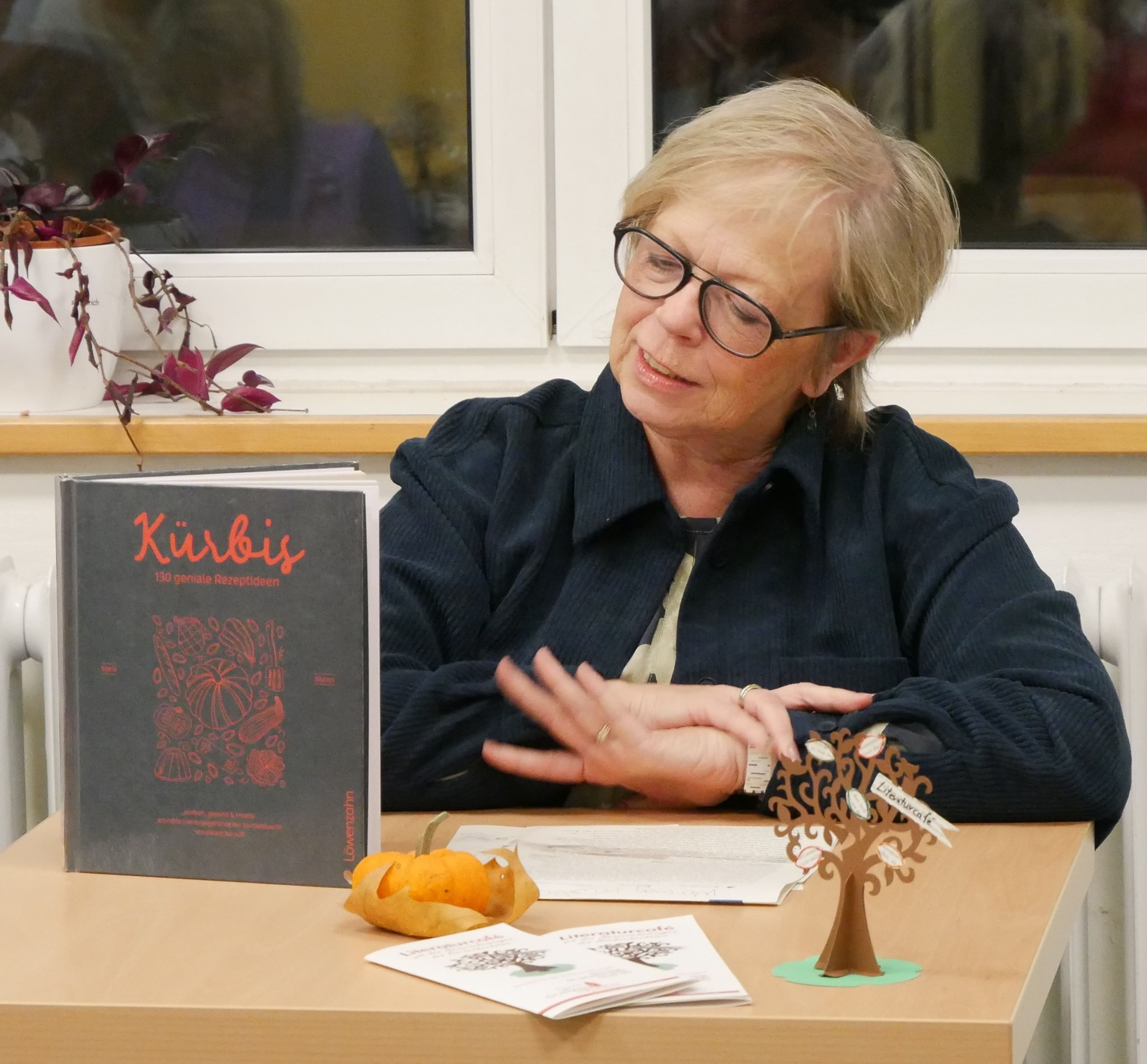 Literaturcafé 2025: Birgit Franz und Ulrike Zatschker stellen Neuerscheinungen und Kochbuchideen vor.
