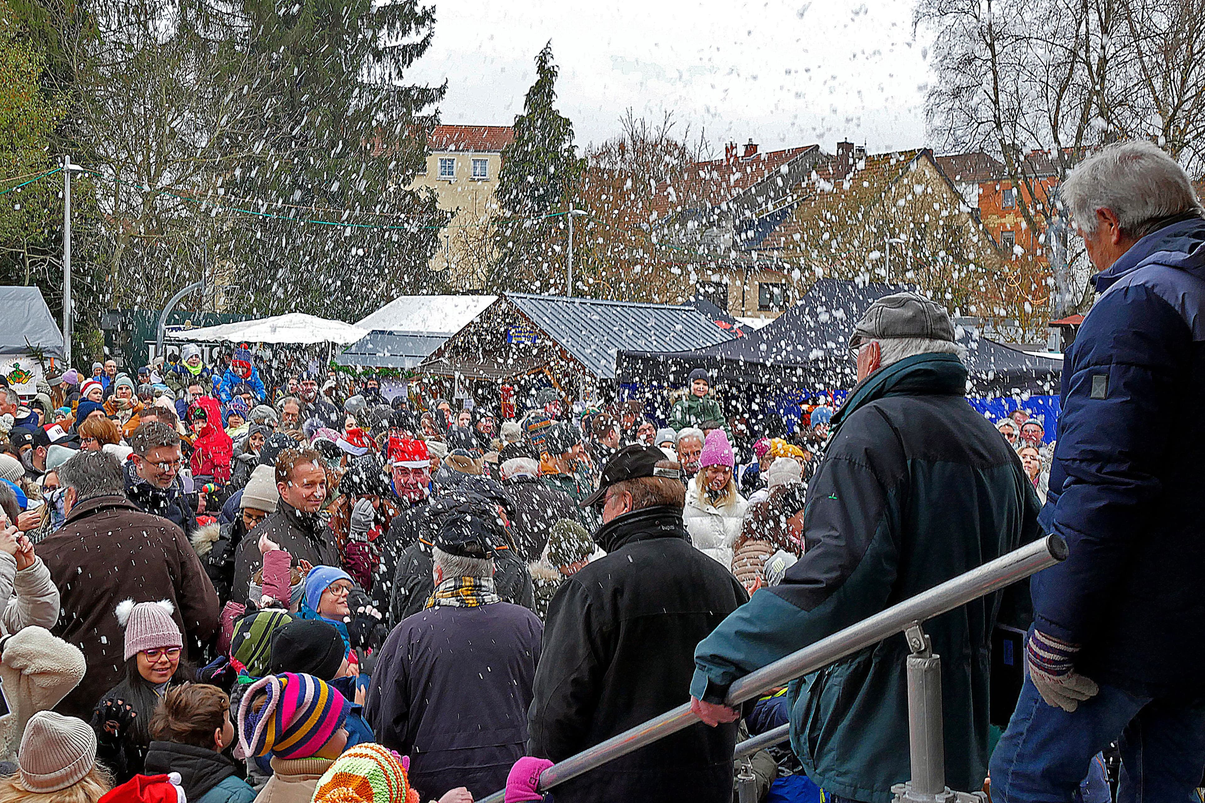 Schneeflocken tanzten beim Rohrbacher Weihnachtsmarkt 2023.