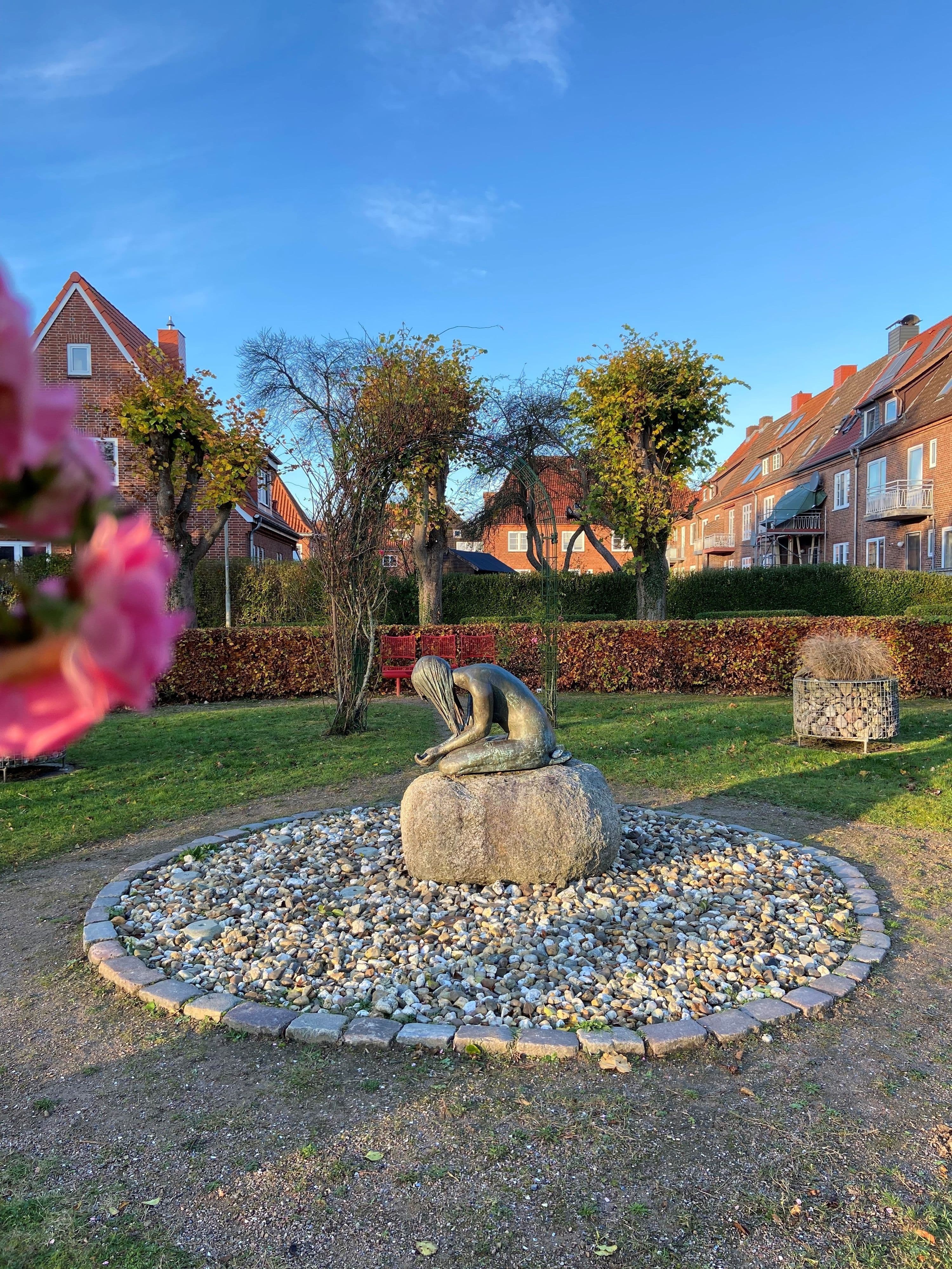Bürgermeister Dose, Ehrenformationen und Bürger versammeln sich am Ehrenmal Rosengarten zur Gedenkstunde.