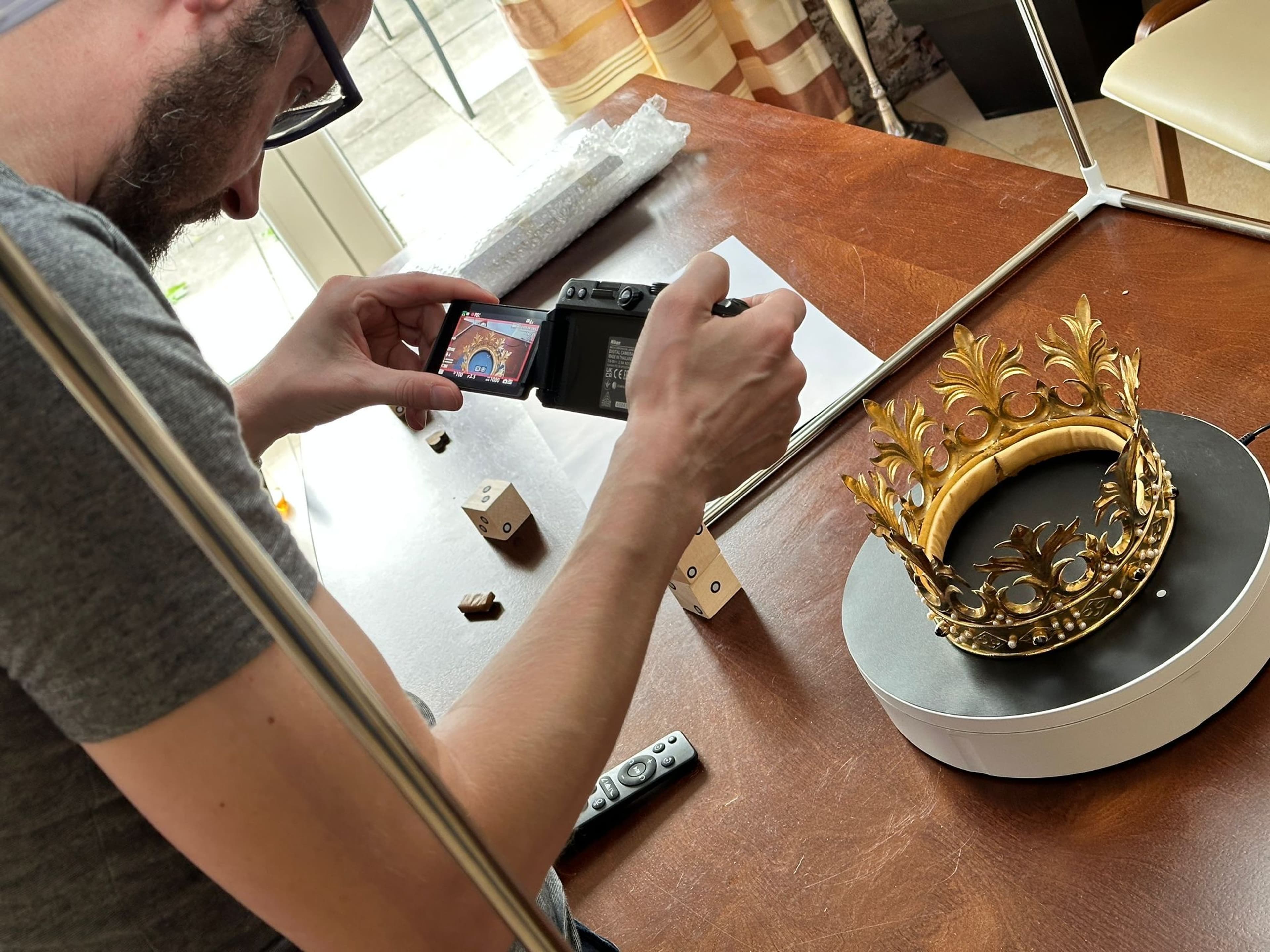 Premiere der App mit Vertretern der Stadt und Avatar Christine von Sachsen vor dem Rathaus., Erstellung und Inhalte der App mit immersiven Elementen wie 3D-Objekten und Avataren.