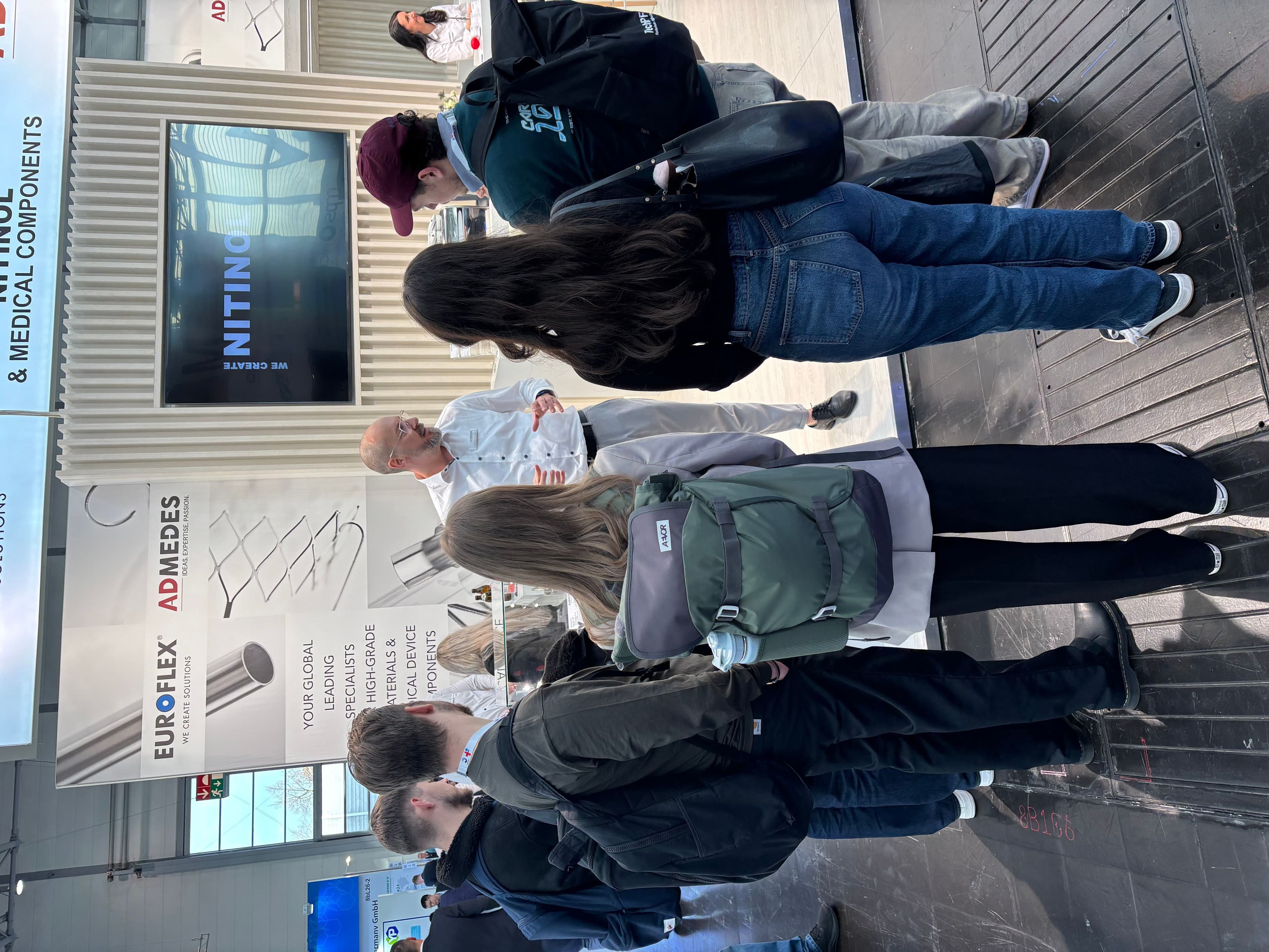 Florian Kuderna-Jochim von EUROFLEX GmbH im Gespräch mit Studierenden auf der Fachmesse.