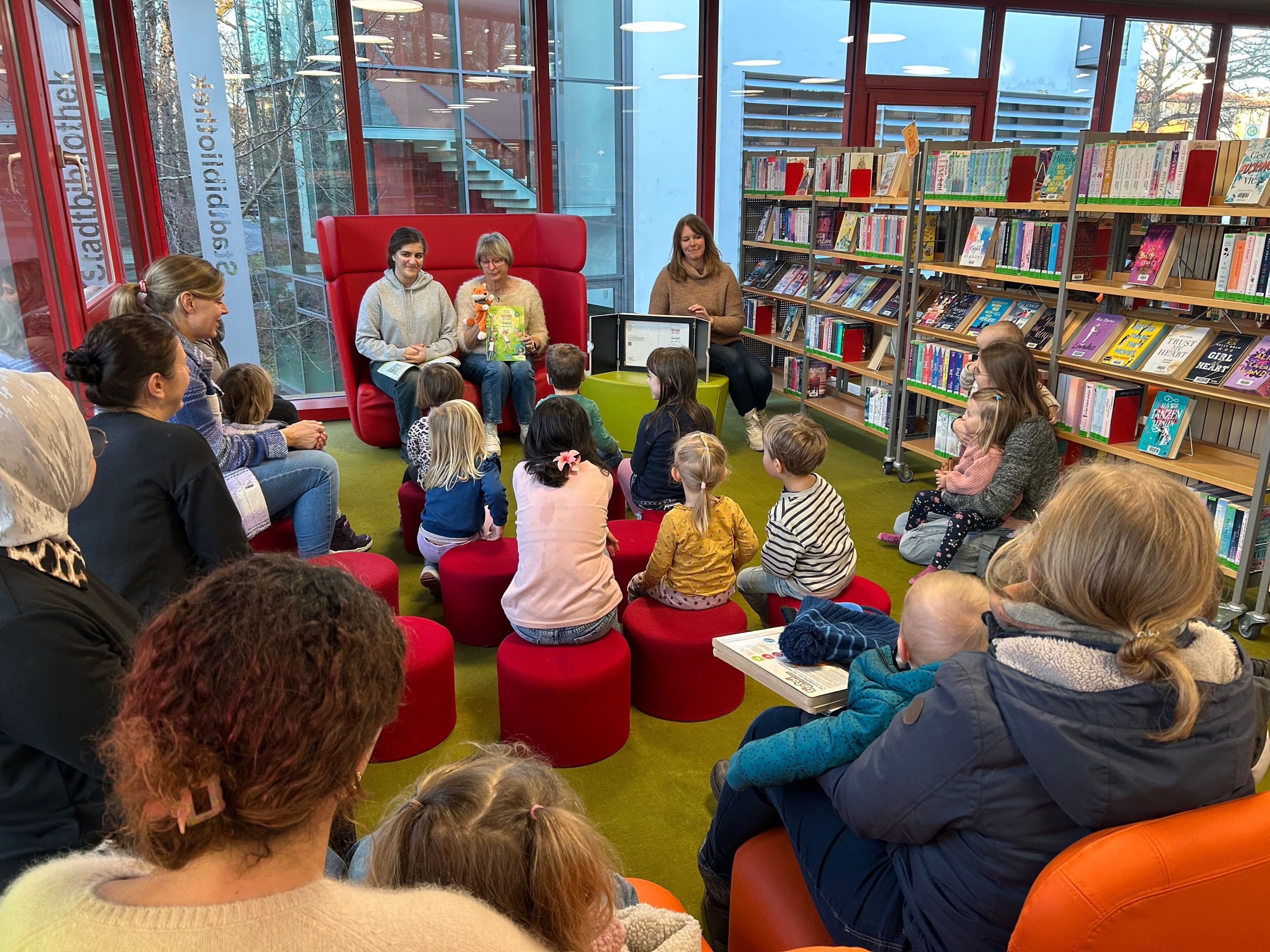 Vorlesereihe „Alt liest für Jung“ mit mehrsprachigem Kinderbuch in der Stadtbibliothek Neumarkt. Vorlesereihe „Alt liest für Jung“ mit mehrsprachigem Kinderbuch in der Stadtbibliothek Neumarkt.