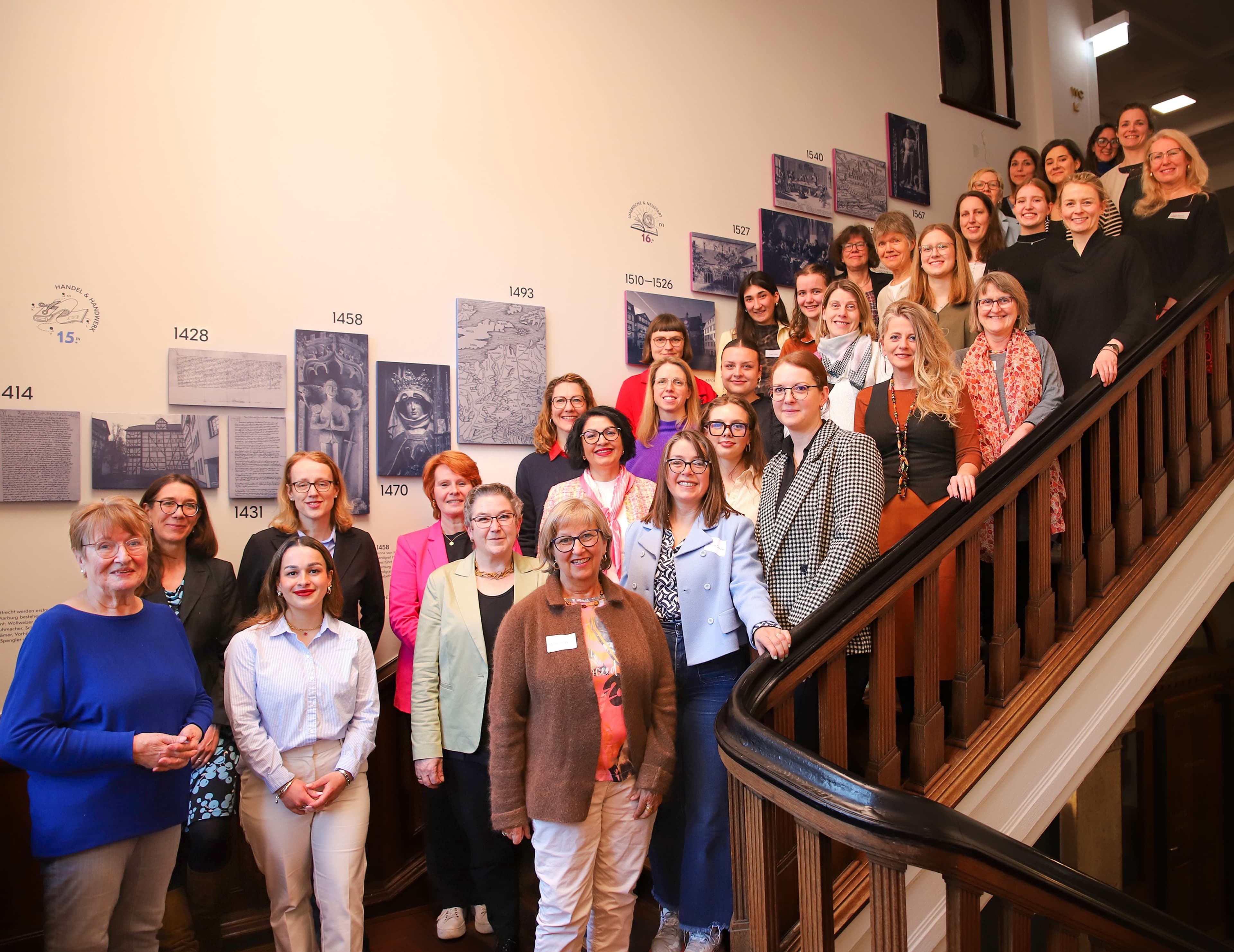 Teilnehmerinnen des Mentoring-Programms mit Stadträtin Kirsten Dinnebier, Elke Neuwohner und Dr. Christine Amend-Wegmann bei der Auftakt-Veranstaltung.