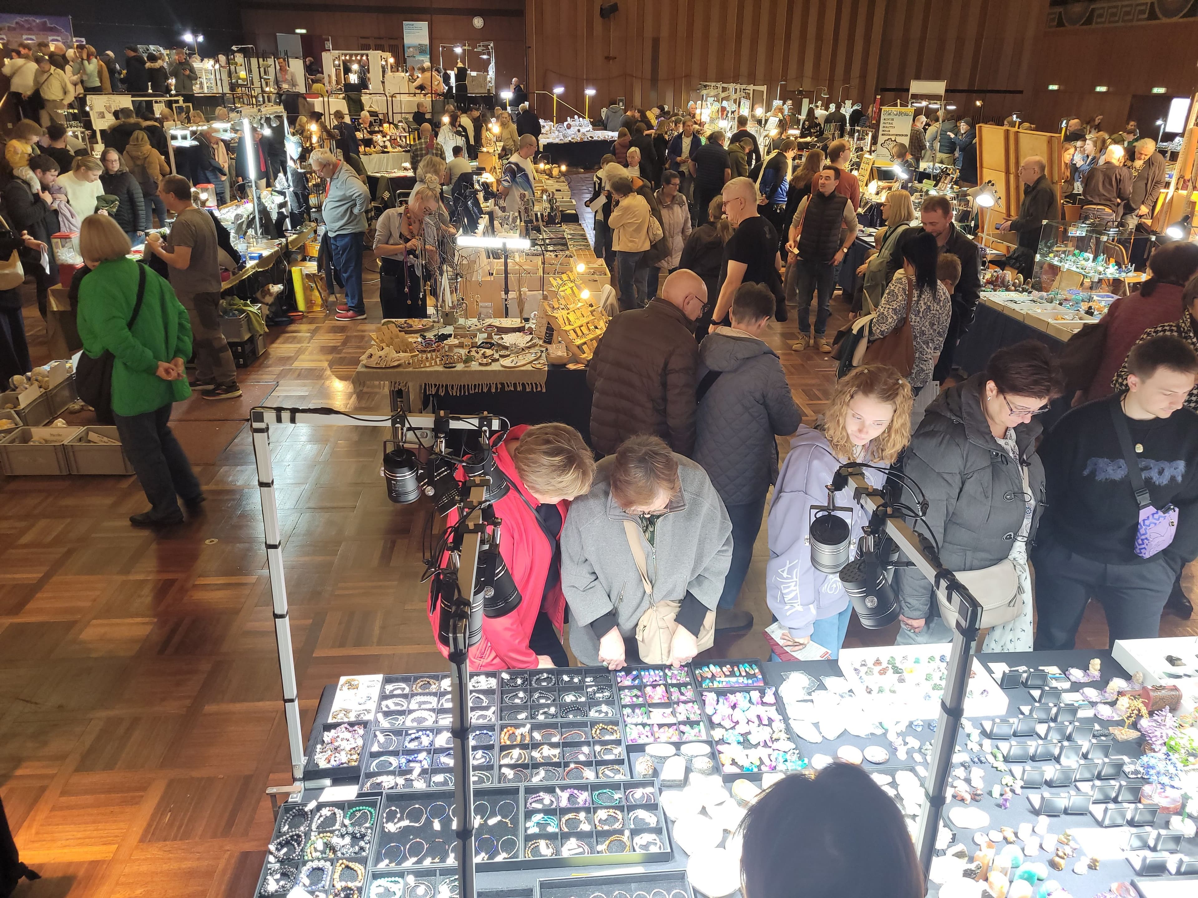 Anne Schorr, Edelsteinkönigin Vivian Heidrich, Albrecht Hauck und Andrea Kihm auf der Börse Edle Steine.