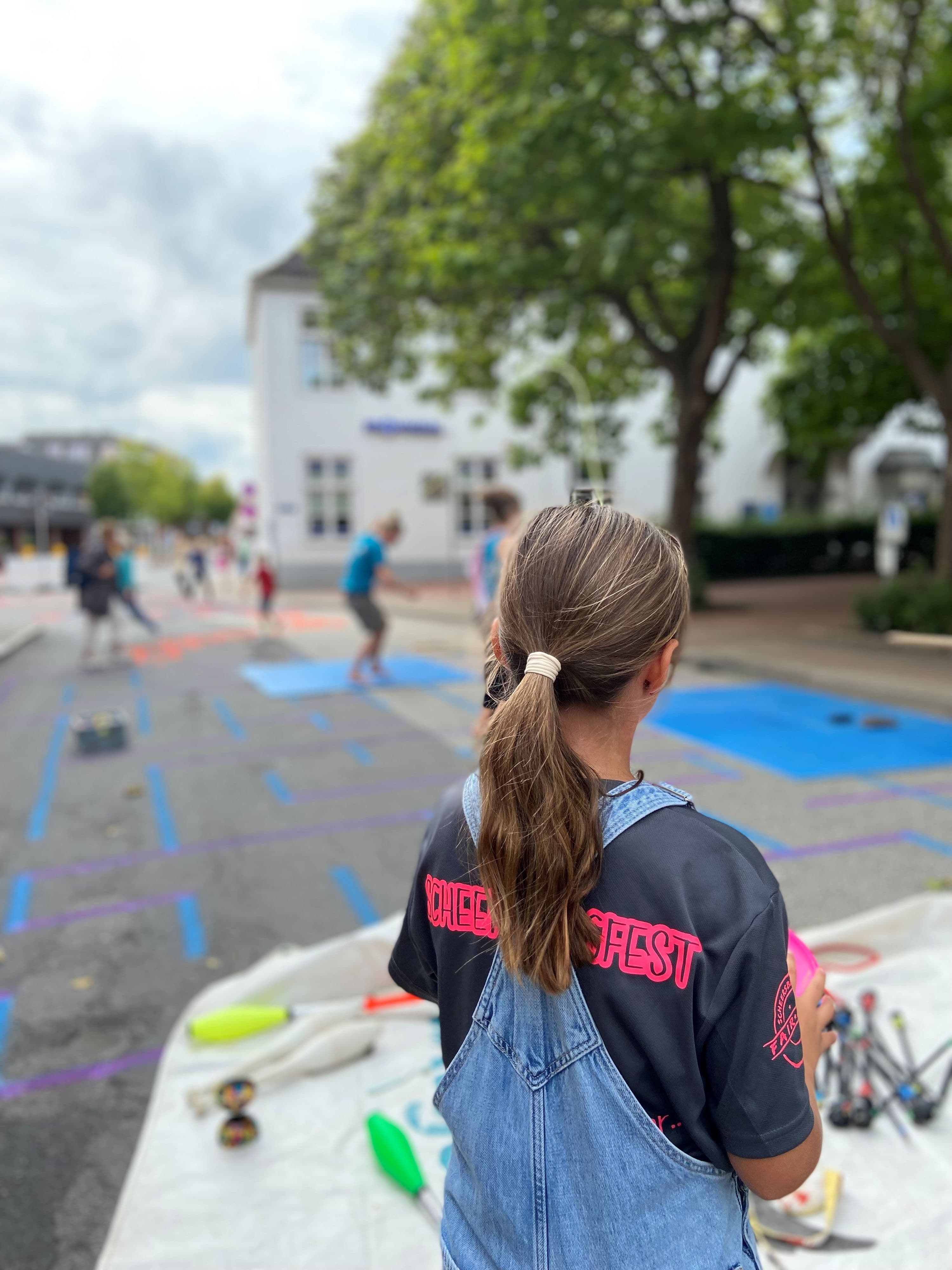 Schwarzer Weg wird zum Spielplatz | Symbolbild