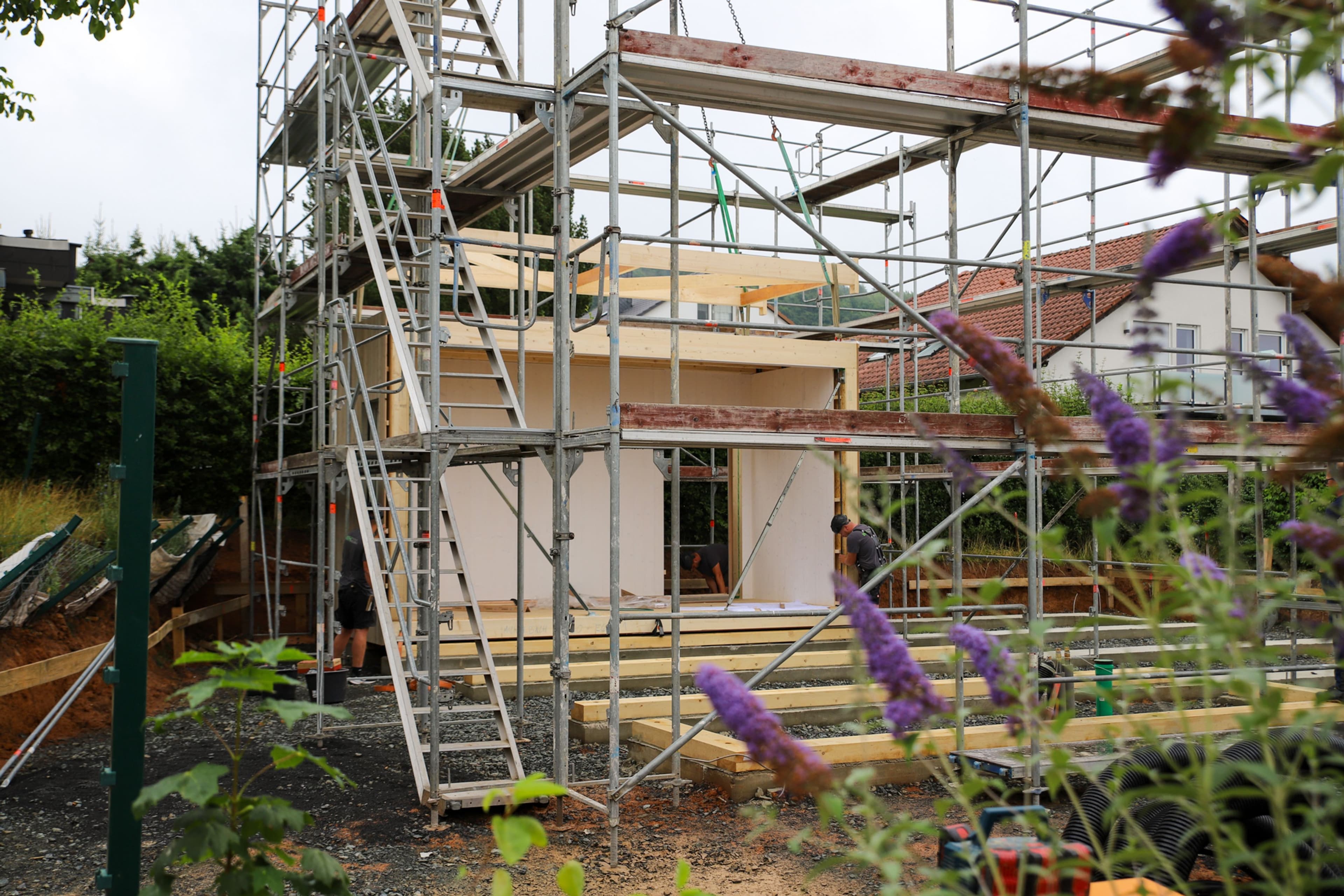 Zweigeschossiger Holzmodulbau mit Unterrichts- und Gemeinschaftsräumen an der Grundschule Michelbach.