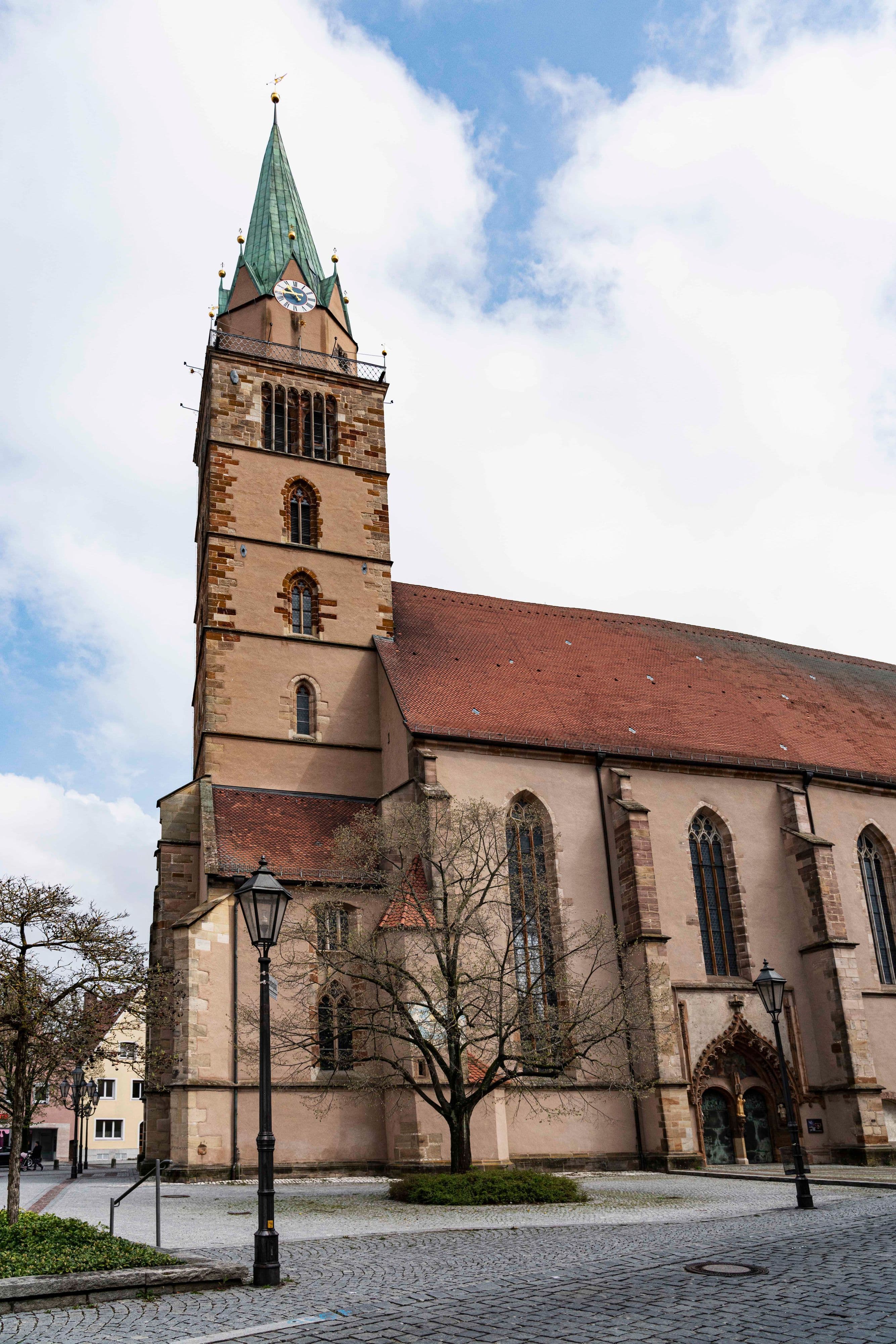 Historisch gekleideter Türmer bei Themenführung an der Kirche St. Johannes in Neumarkt.