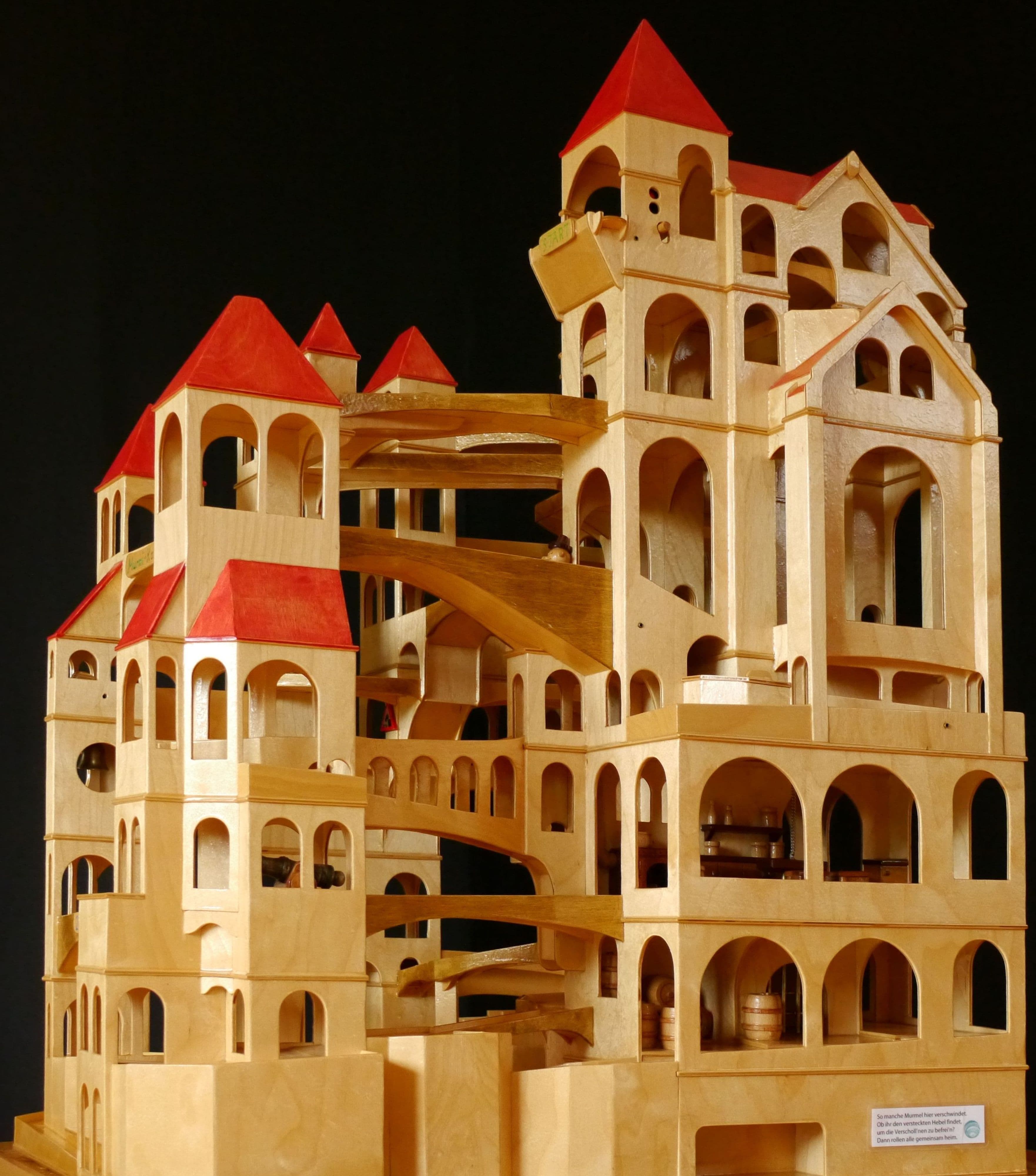 Bei der Mitspiel-Ausstellung MURMILAND können Besucher Murmelbahnen und Murmelflipper selbst ausprobieren.