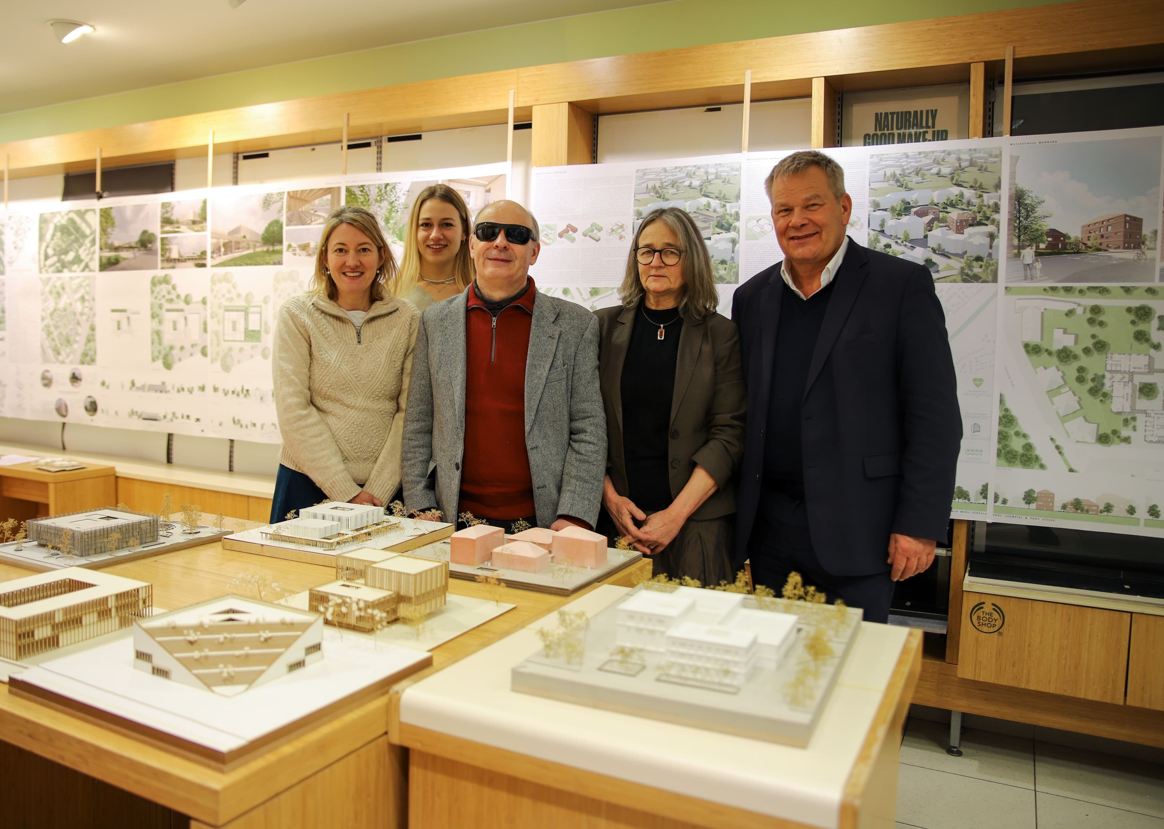 Oberbürgermeister Dr. Thomas Spies begrüßte Katrin Hensel, die Vereinsvorsitzende der Musikschule Marburg, sowie Musikschulleiter Eugen Anderer im VielRAUM, wo innovative Architekturkonzepte für die Musikschule präsentiert werden.