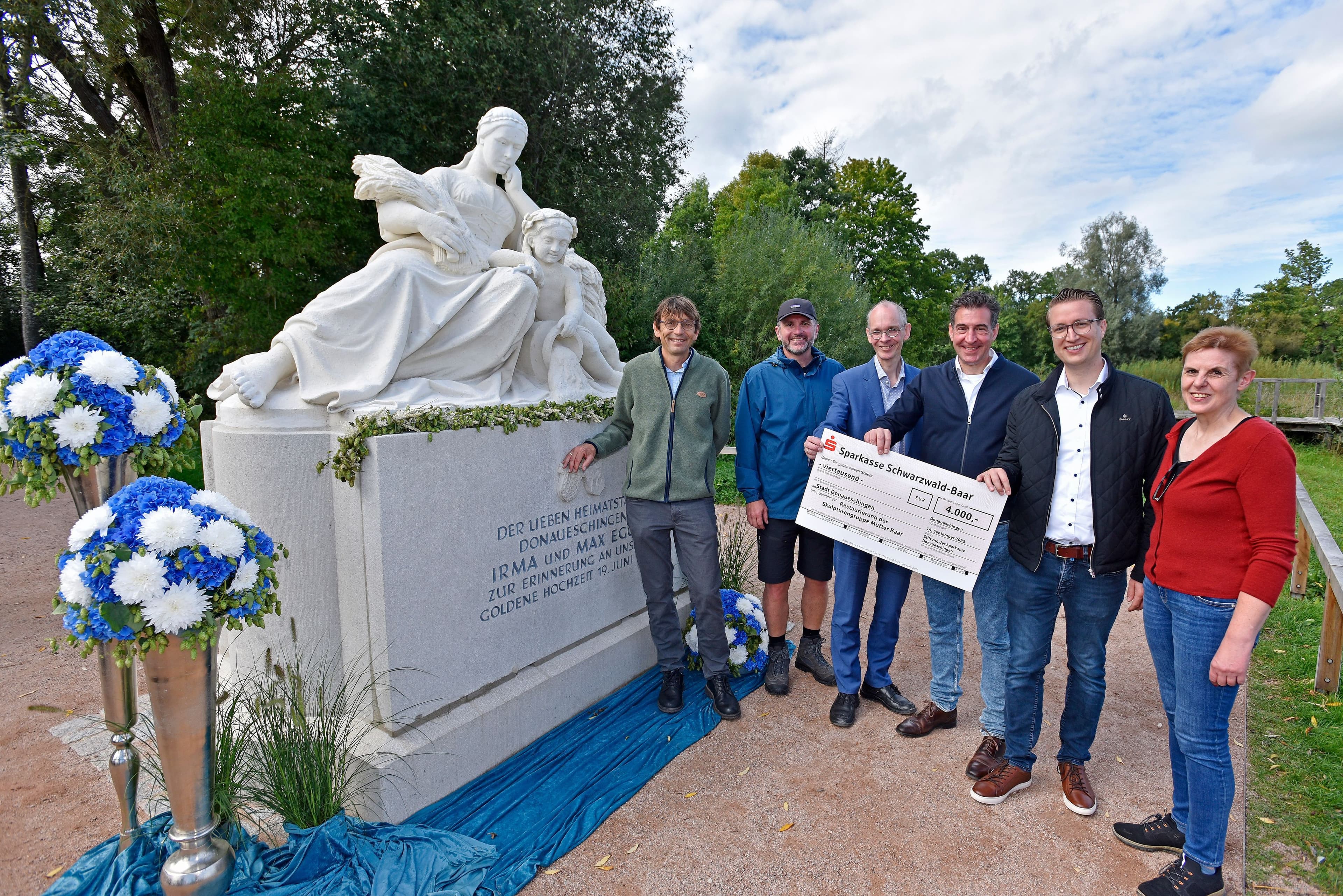 Gruppenfoto am Denkmal der 'Mutter Baar' während des Tags des offenen Denkmals 2025.