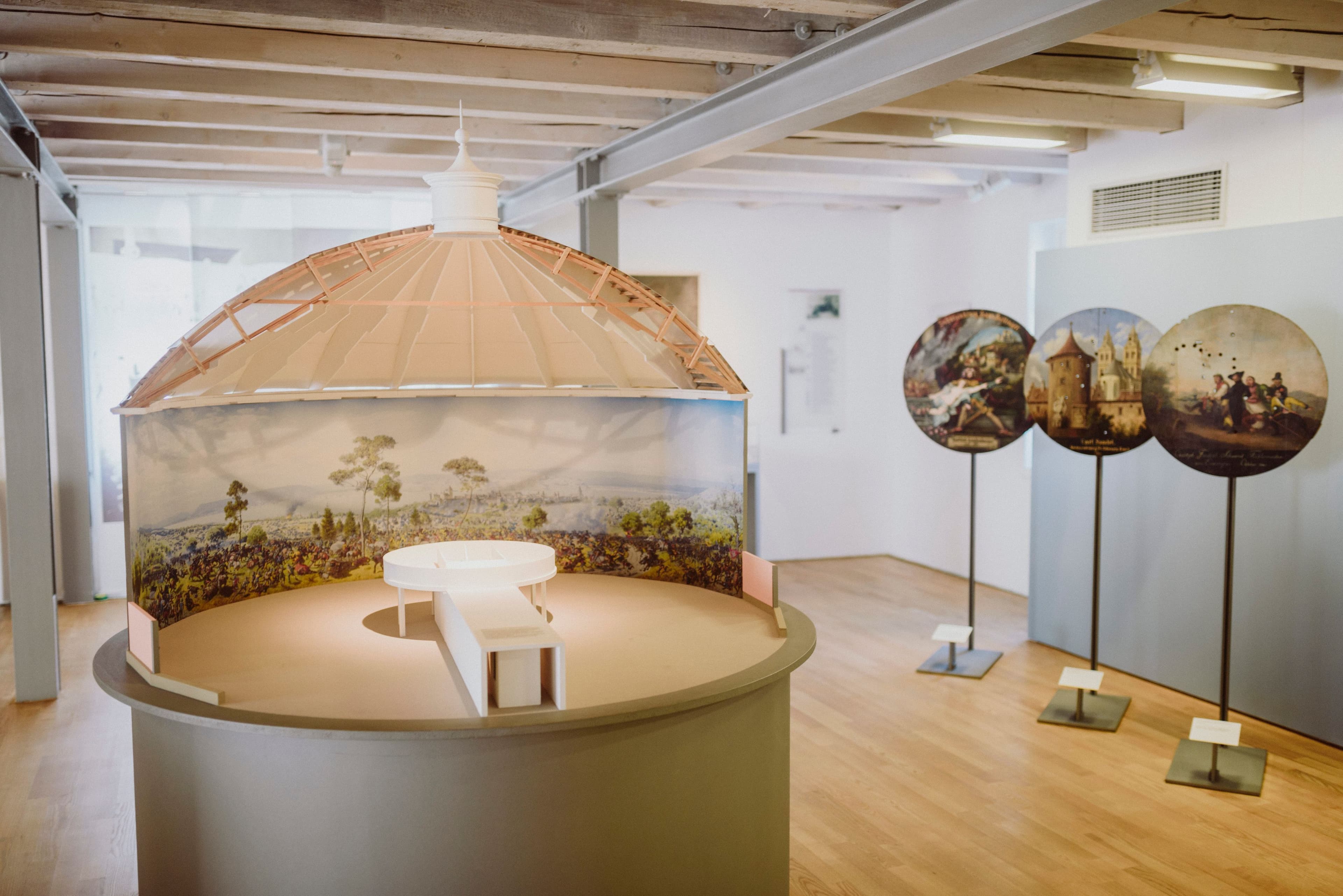 Eine beeindruckende Nachbildung eines Panoramas von Louis Braun, die die Betrachter in die erzählten Geschichtswelten eintauchen lässt. Diese spezielle Art der Malerei war im 19. Jahrhundert äußerst populär und bot den Menschen ein lebensechtes Erlebnis von historischen Schlachten und Landschaften.