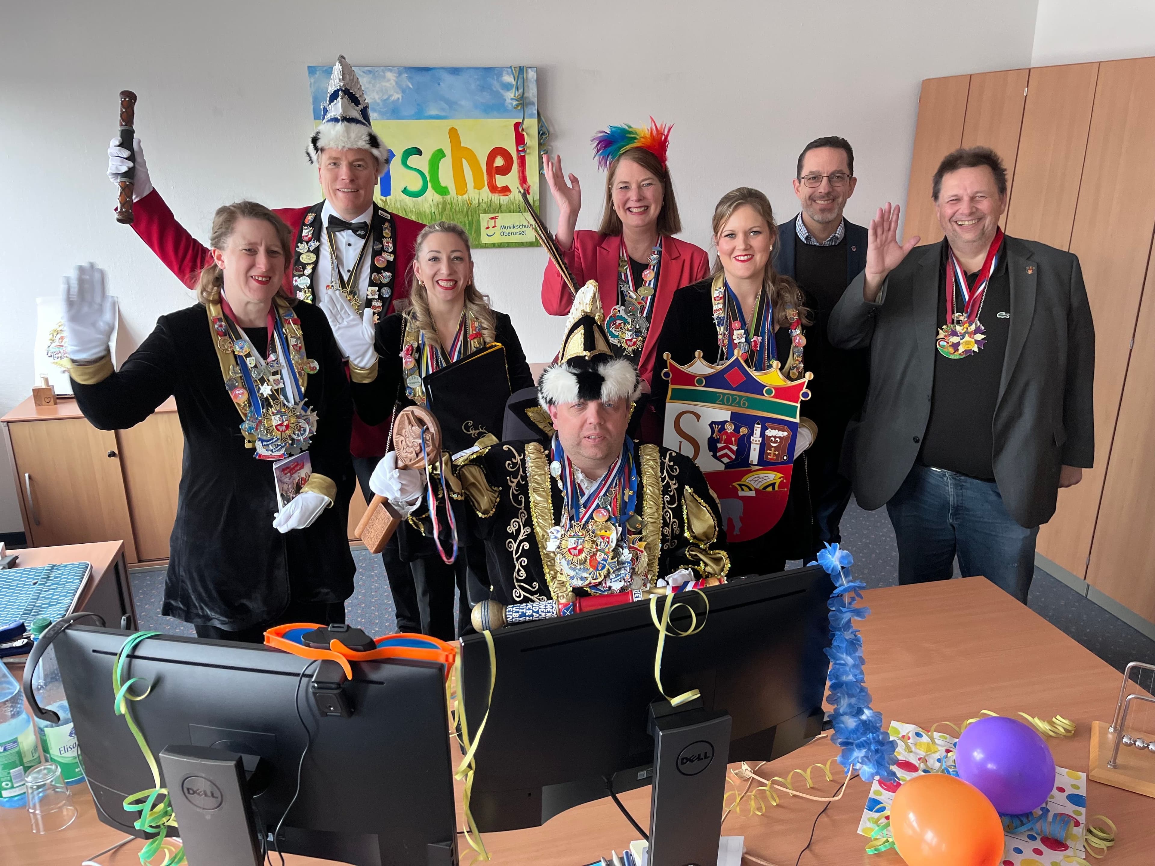 Nach dem Rathaussturm übernimmt Prinz Steffen mit Hofstaat das Bürgermeisterinnen-Büro bis Aschermittwoch. Nach dem Rathaussturm übernimmt Prinz Steffen mit Hofstaat das Bürgermeisterinnen-Büro bis Aschermittwoch.