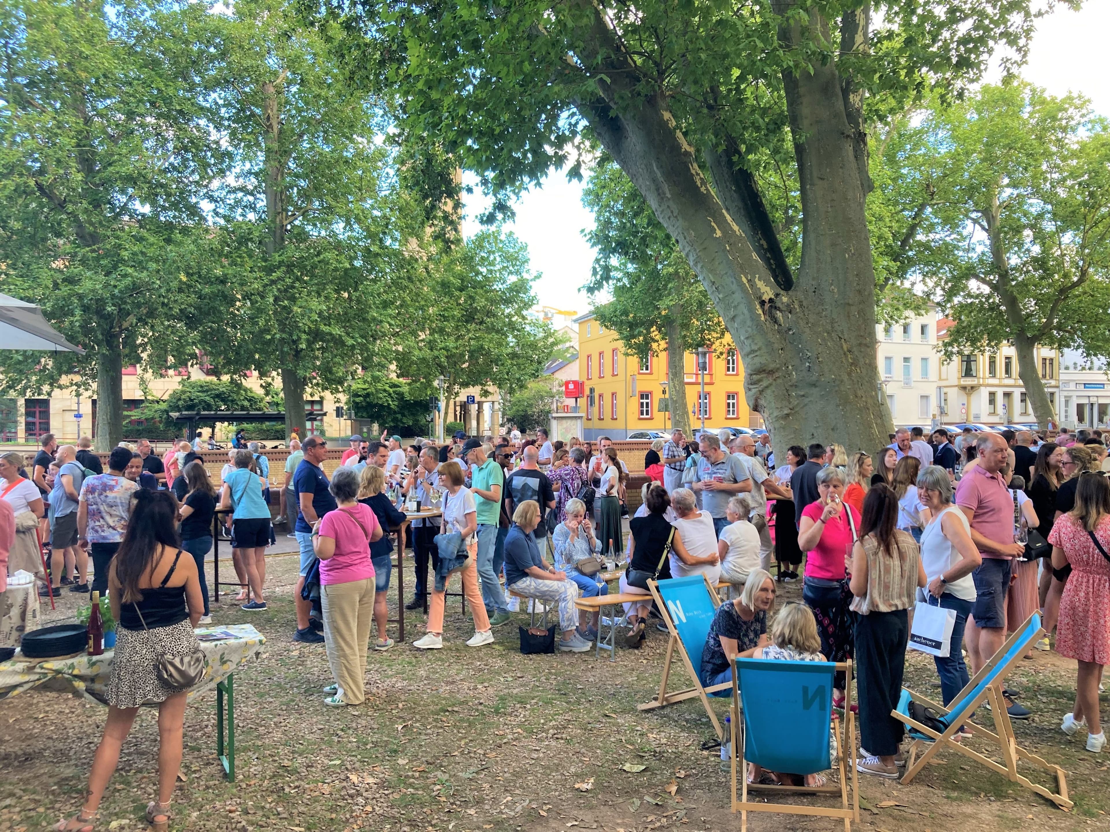 Veranstaltungsplakat und Foto zum #NaheChill an der Pauluskirche im Juli 2025.