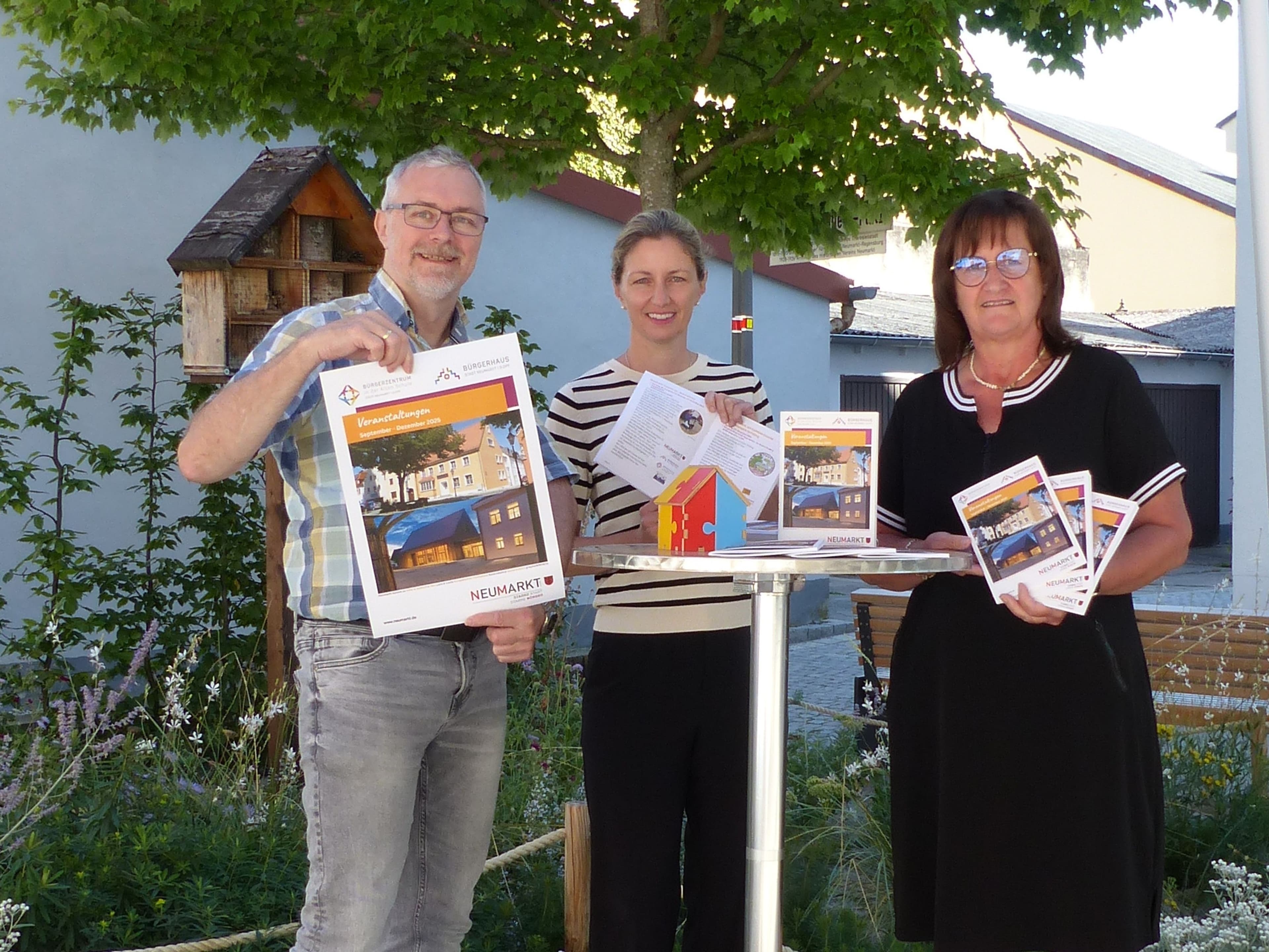 Herbert Meier, Judith Himmler und Angelika Lang präsentieren das Veranstaltungsheft.